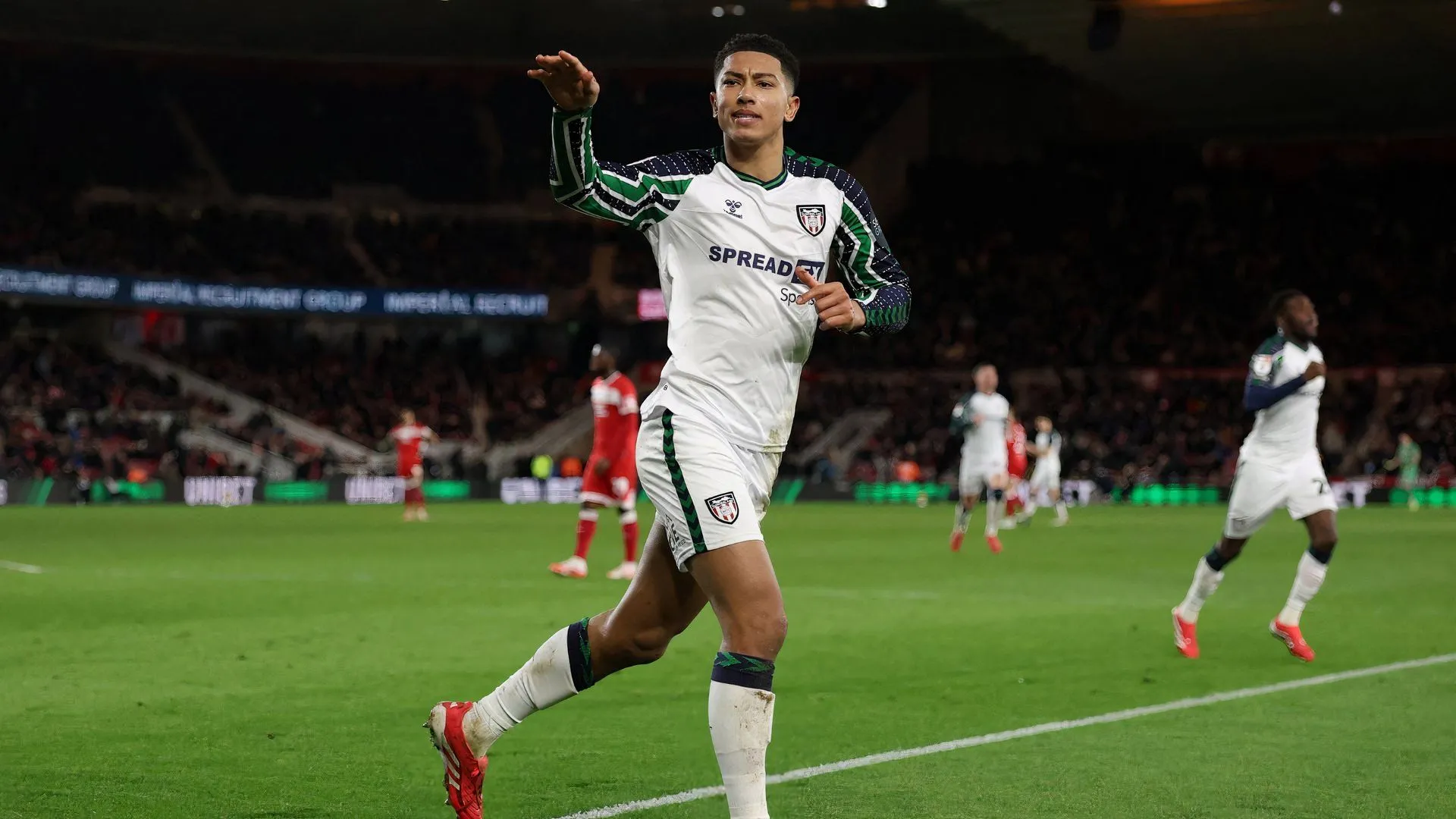 Jobe Bellingham ăn mừng bàn thắng quan trọng cho Sunderland AFC
