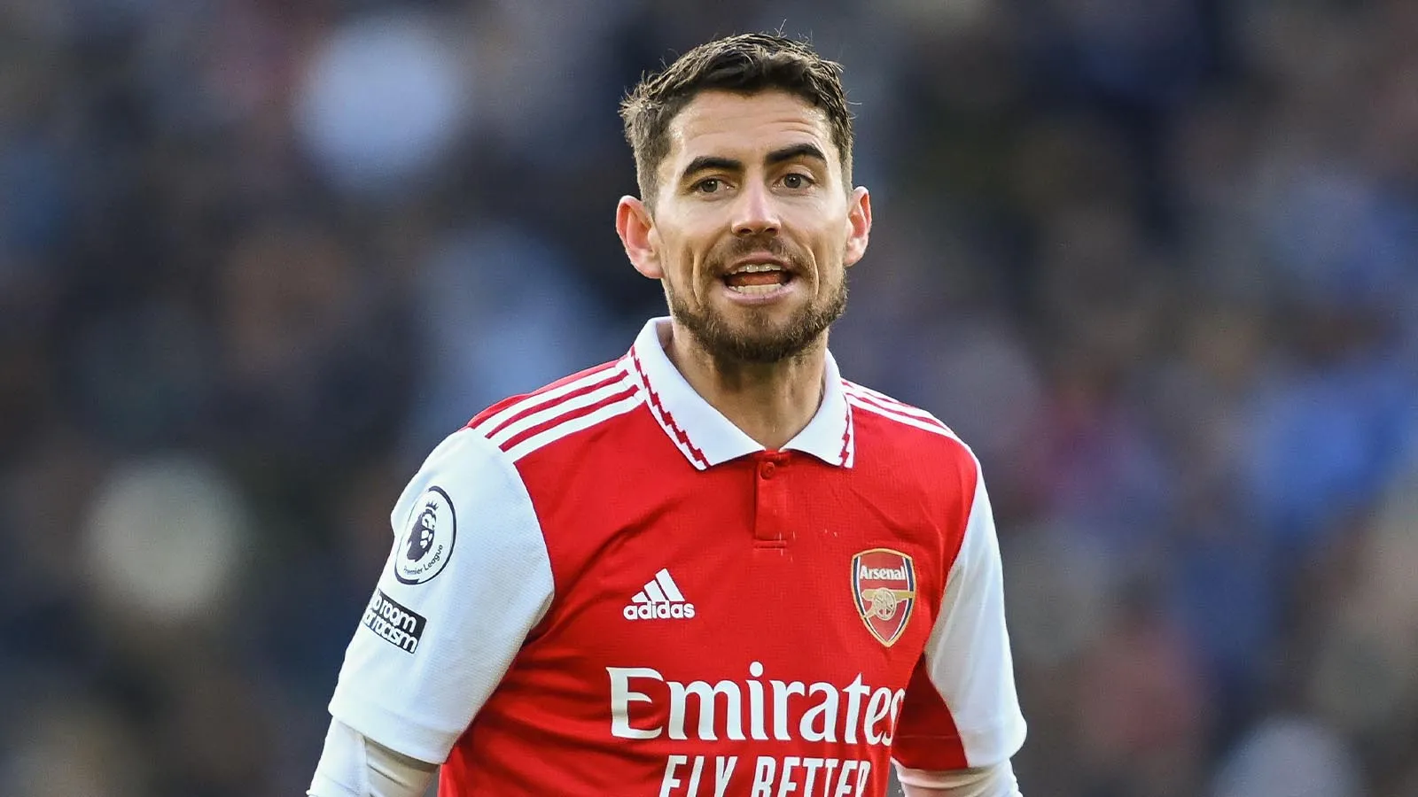 Jorginho trong màu áo Arsenal, một ví dụ về cầu thủ chuyển từ Chelsea sang kình địch thành London
