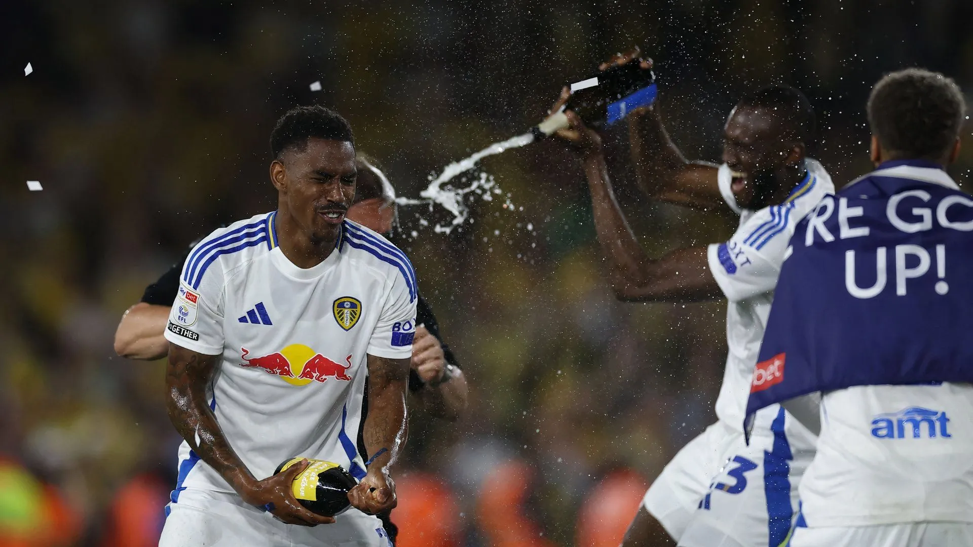 Junior Firpo ăn mừng bàn thắng cùng Leeds United