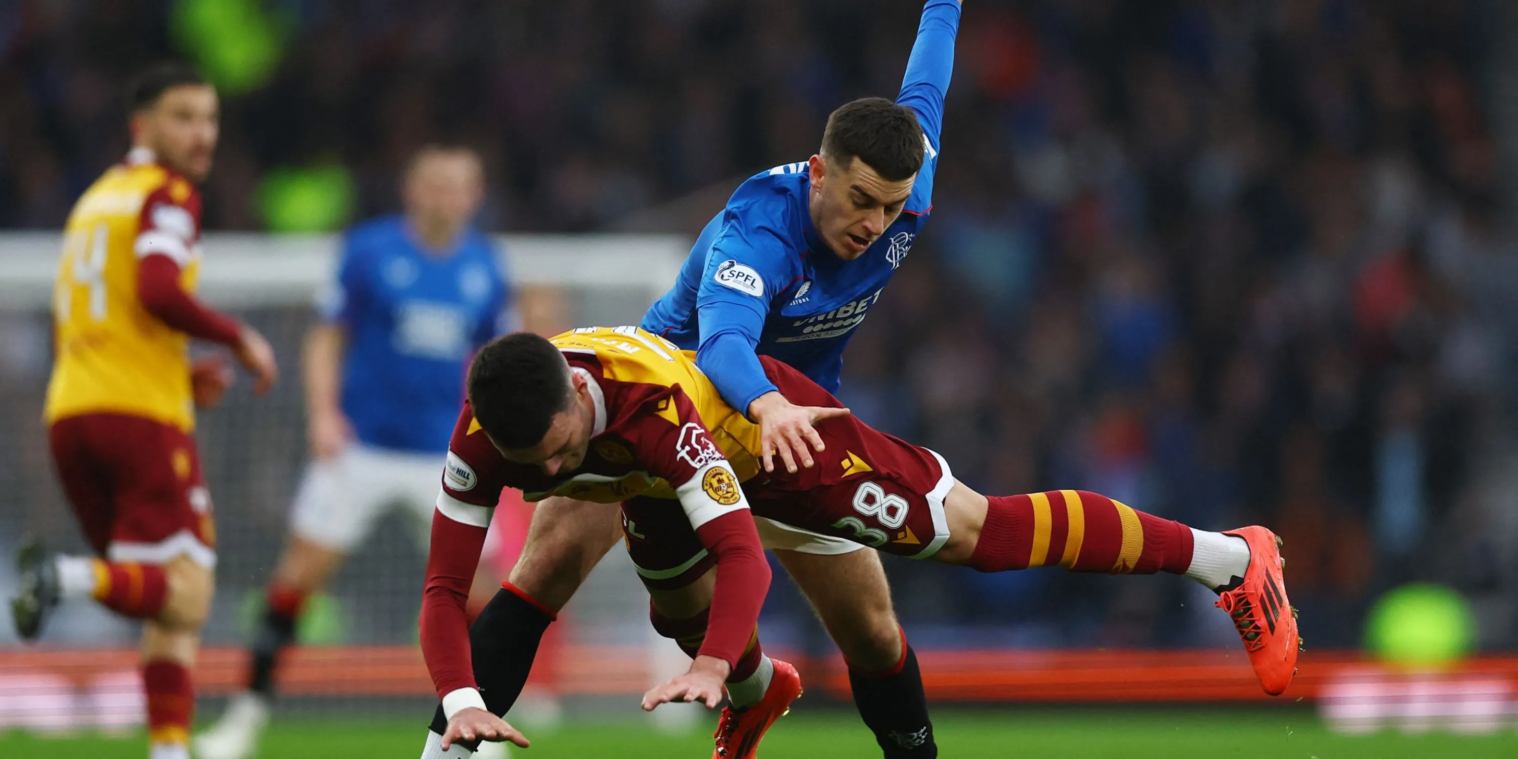 Lennon Miller của Motherwell tranh bóng với cầu thủ Rangers