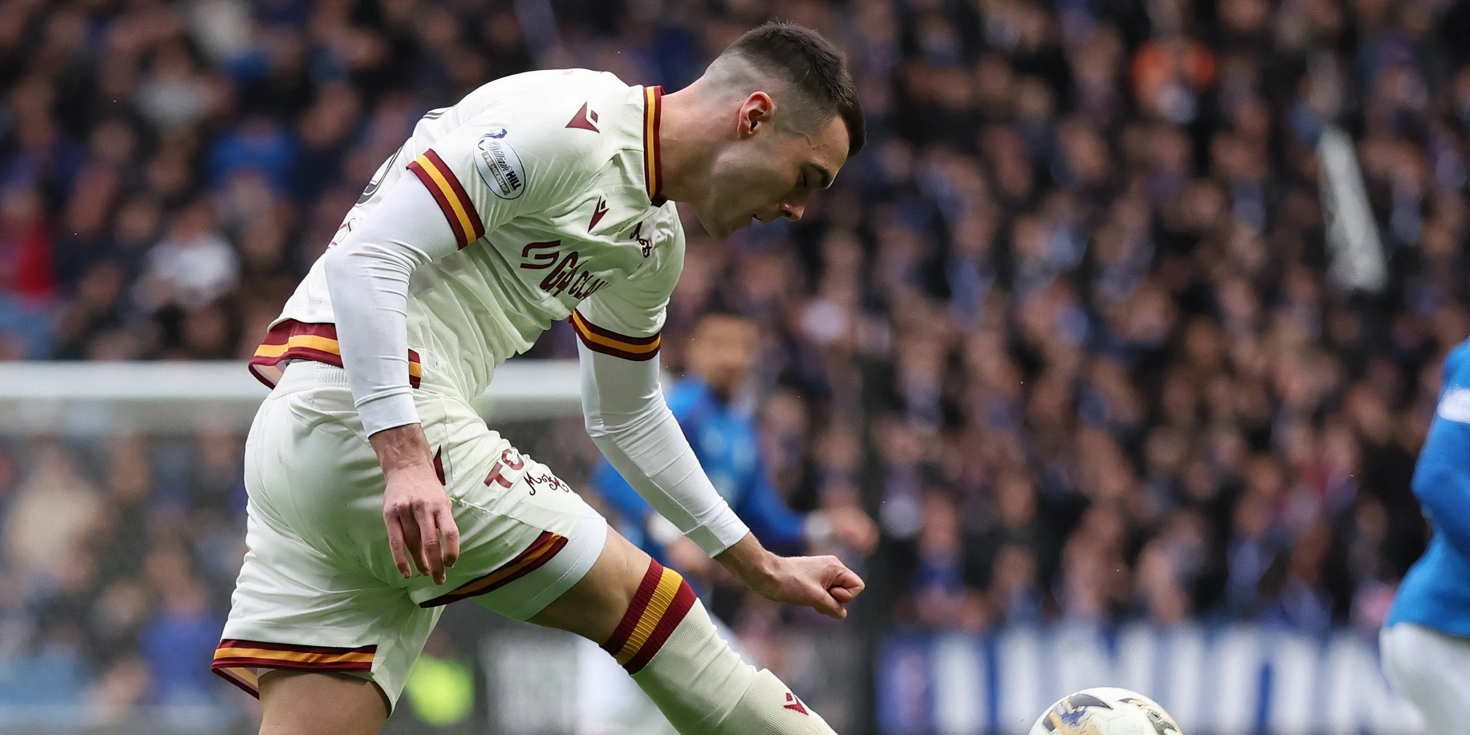 Lennon Miller trong màu áo Motherwell thi đấu tại giải VĐQG Scotland