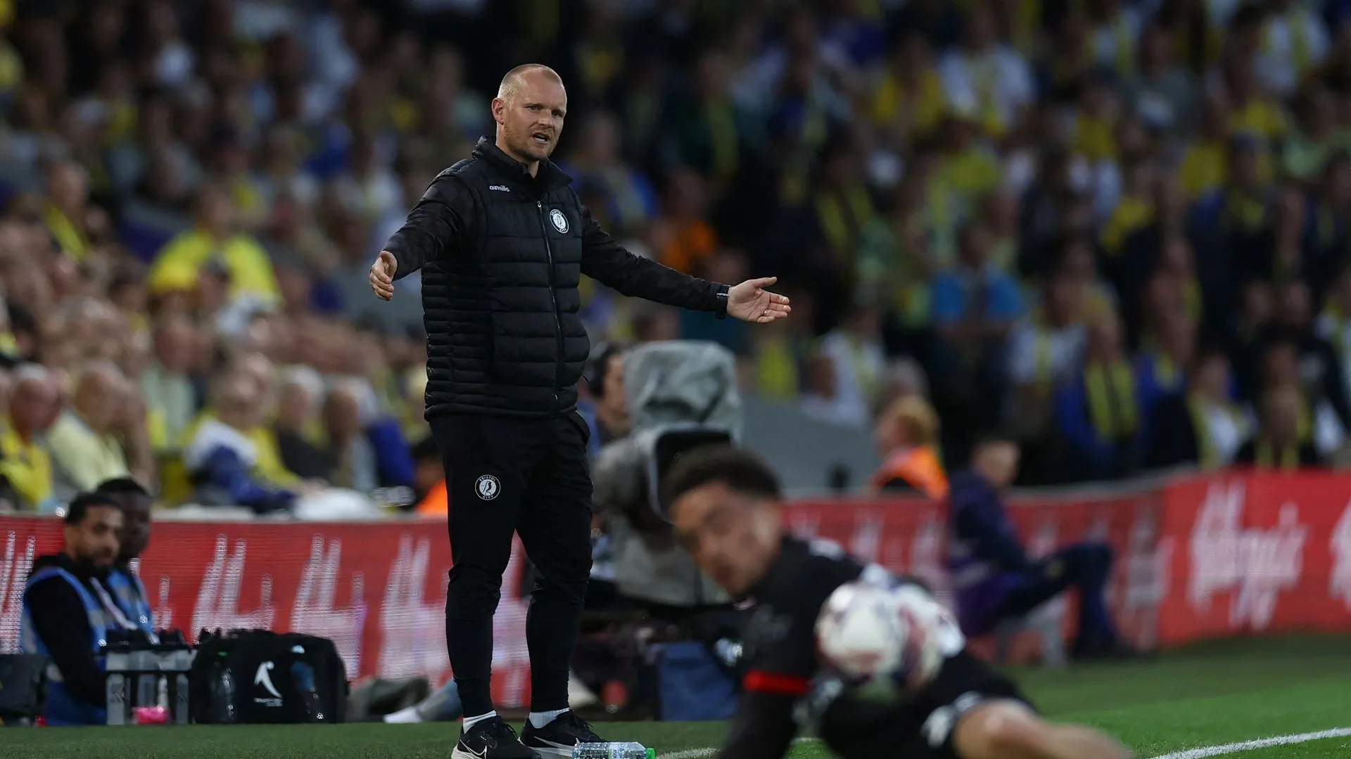 Liam Manning chỉ đạo Bristol City tại Elland Road