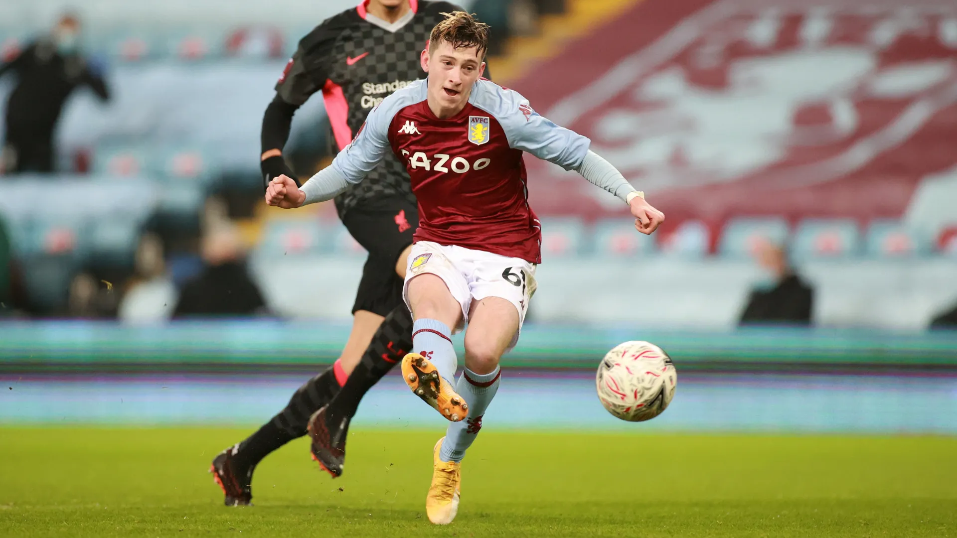 Louie Barry trong màu áo Aston Villa, cầu thủ chạy cánh tiềm năng