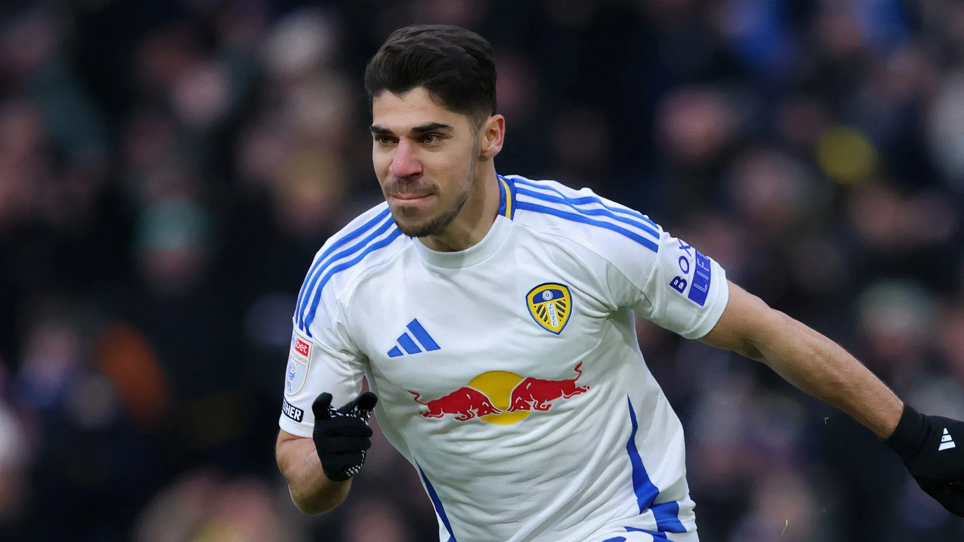 Manor Solomon trong màu áo Leeds United, hình ảnh minh họa cho màn trình diễn ấn tượng của cầu thủ này