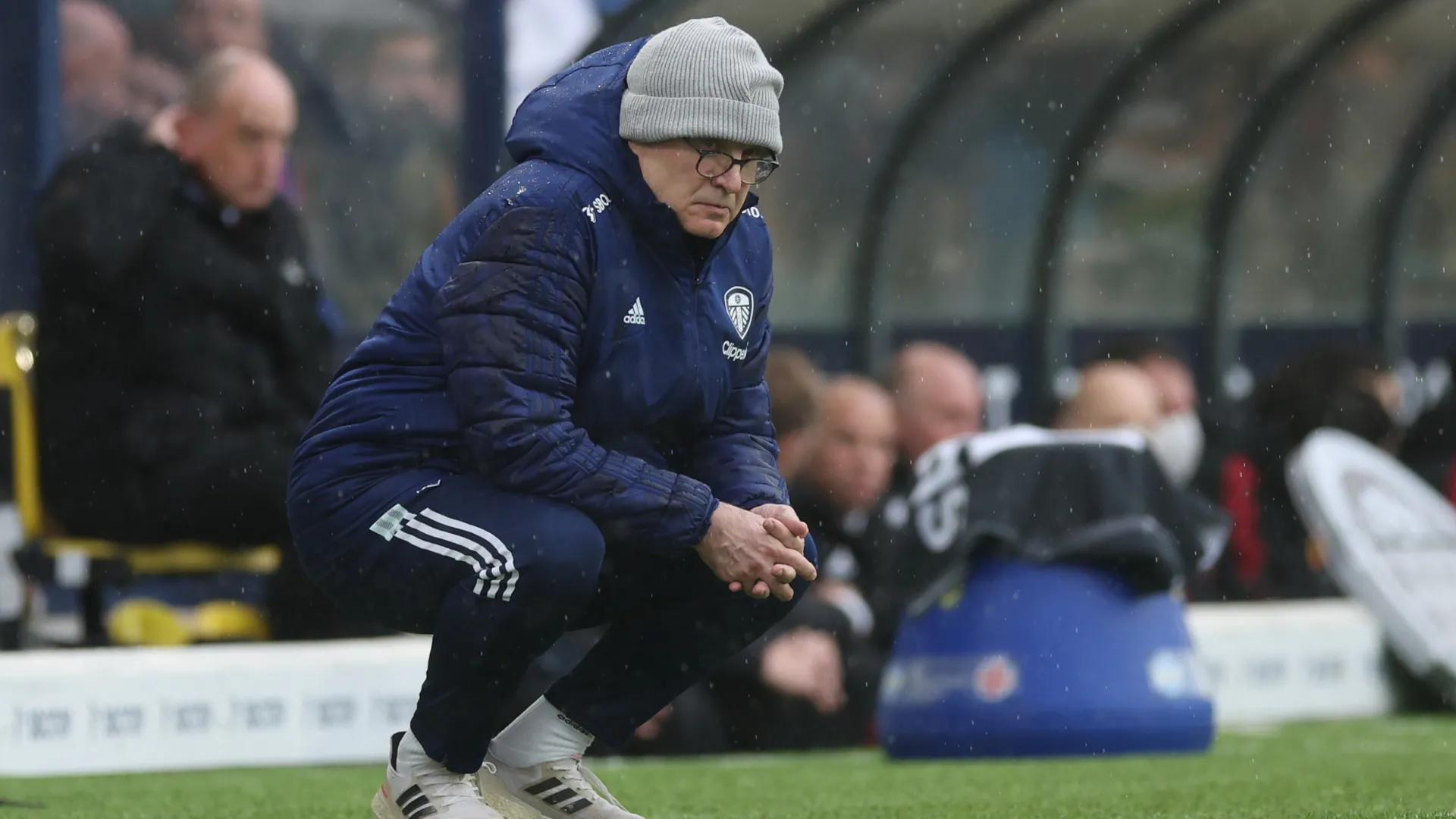 Marcelo Bielsa đứng trên sân