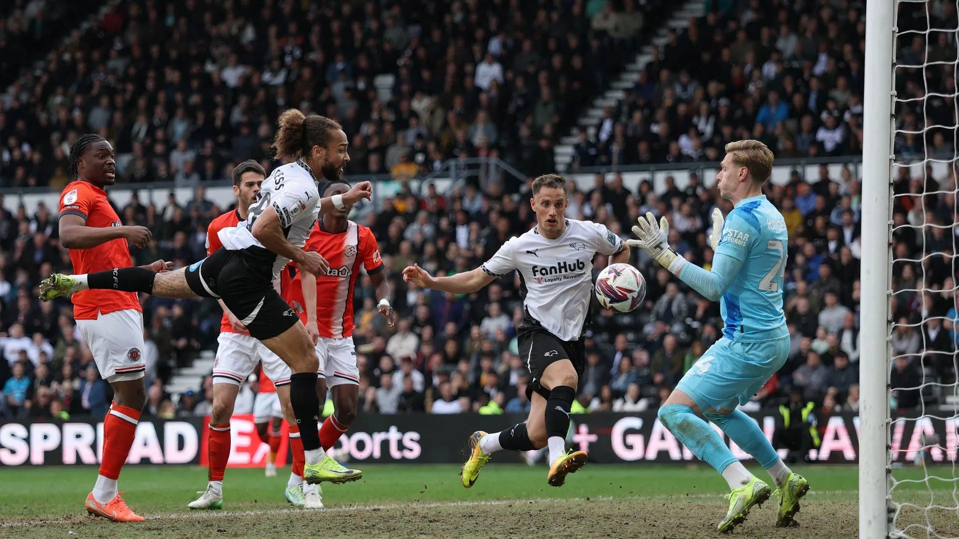 Marcus Harness của Derby County trong trận đấu với Luton Town tại Championship