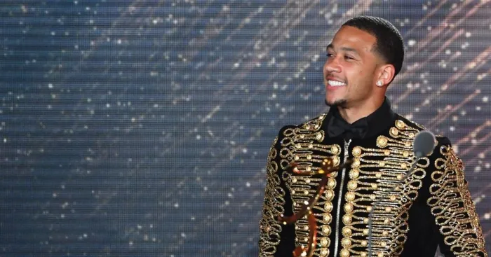 Memphis Depay trong bộ vest lịch lãm, tự tin ngoài sân cỏ.