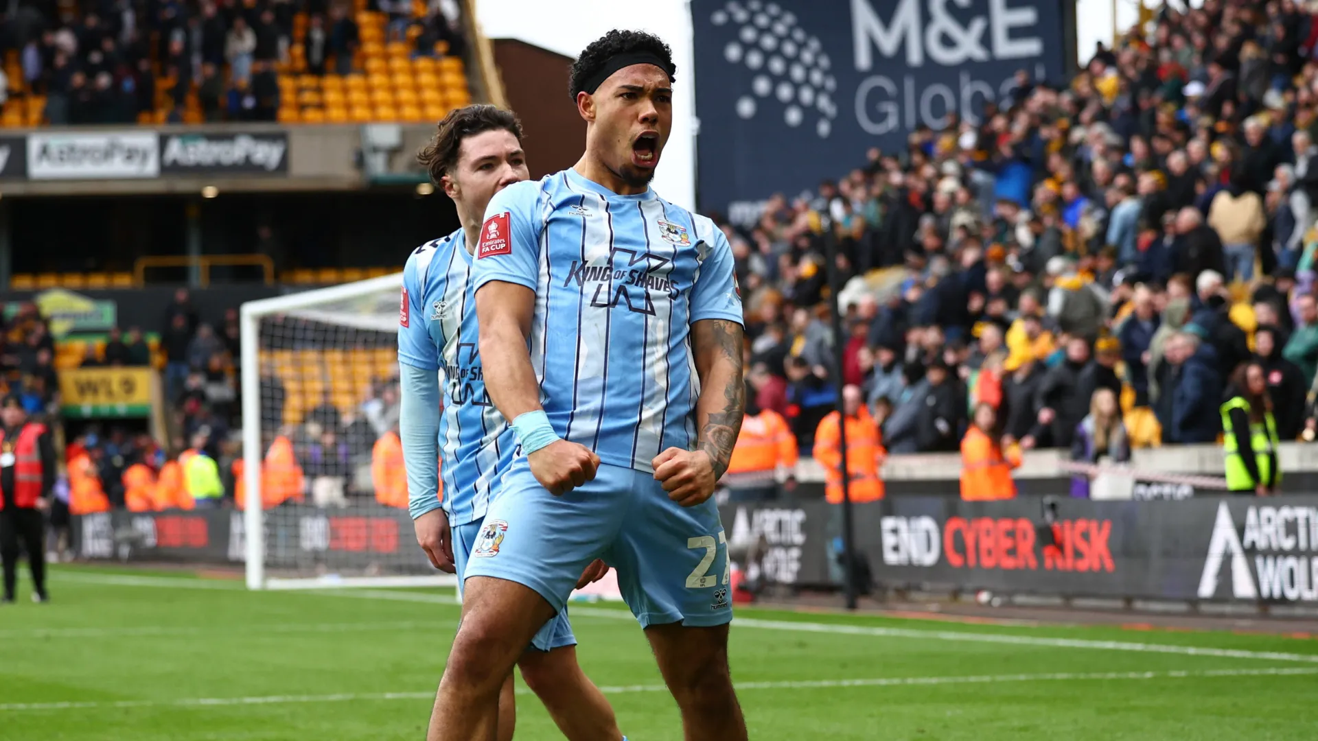 Milan van Ewijk trong một pha tranh chấp khi thi đấu cho Coventry City