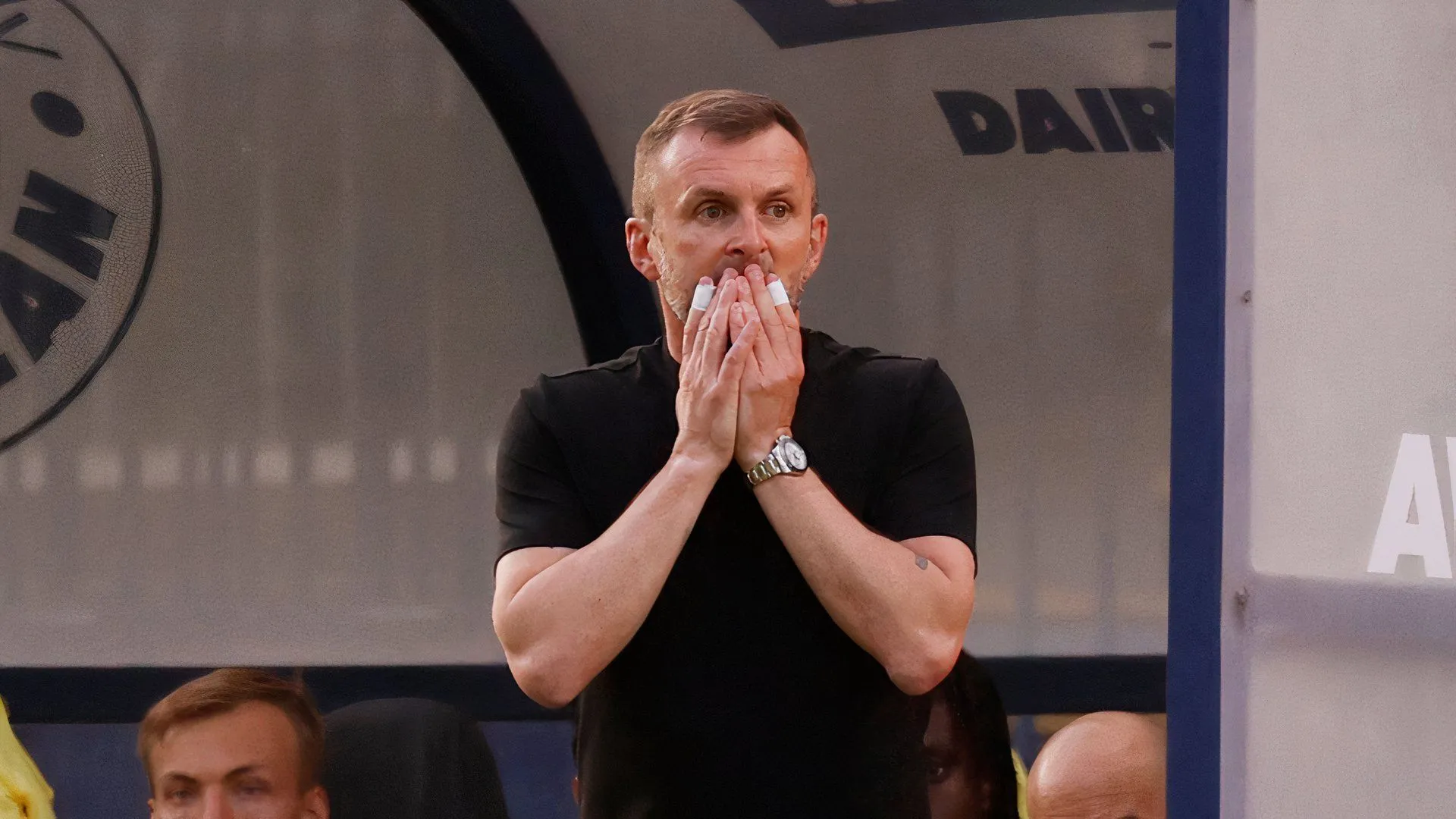 Nathan Jones theo dõi trận đấu của Charlton Athletic
