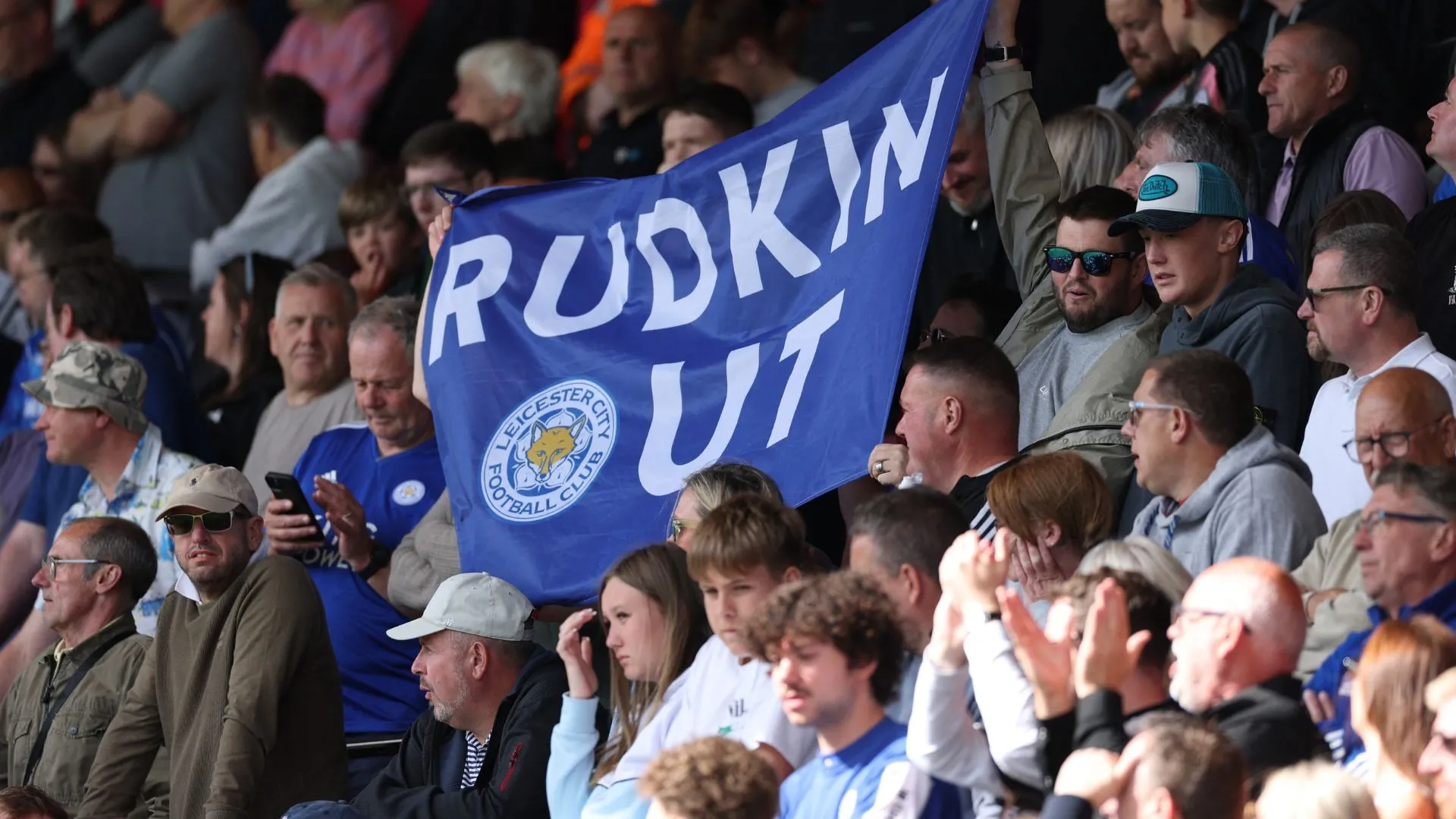 Người hâm mộ Leicester City biểu tình bày tỏ lo ngại về tình hình tài chính