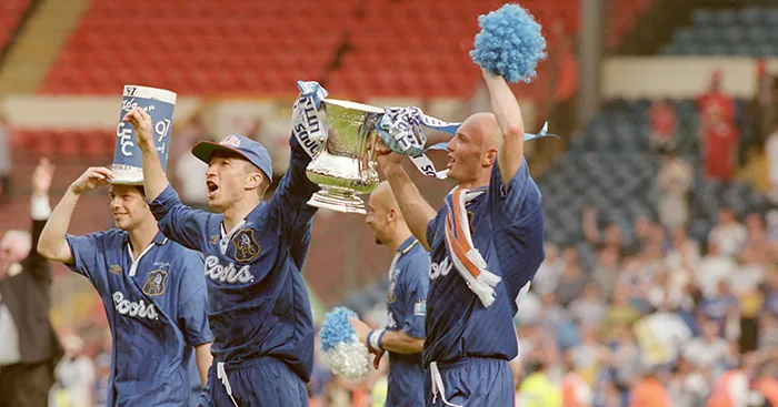 Roberto Di Matteo và Frank Leboeuf cùng các đồng đội Chelsea nâng cao chiếc cúp FA Cup năm 1997