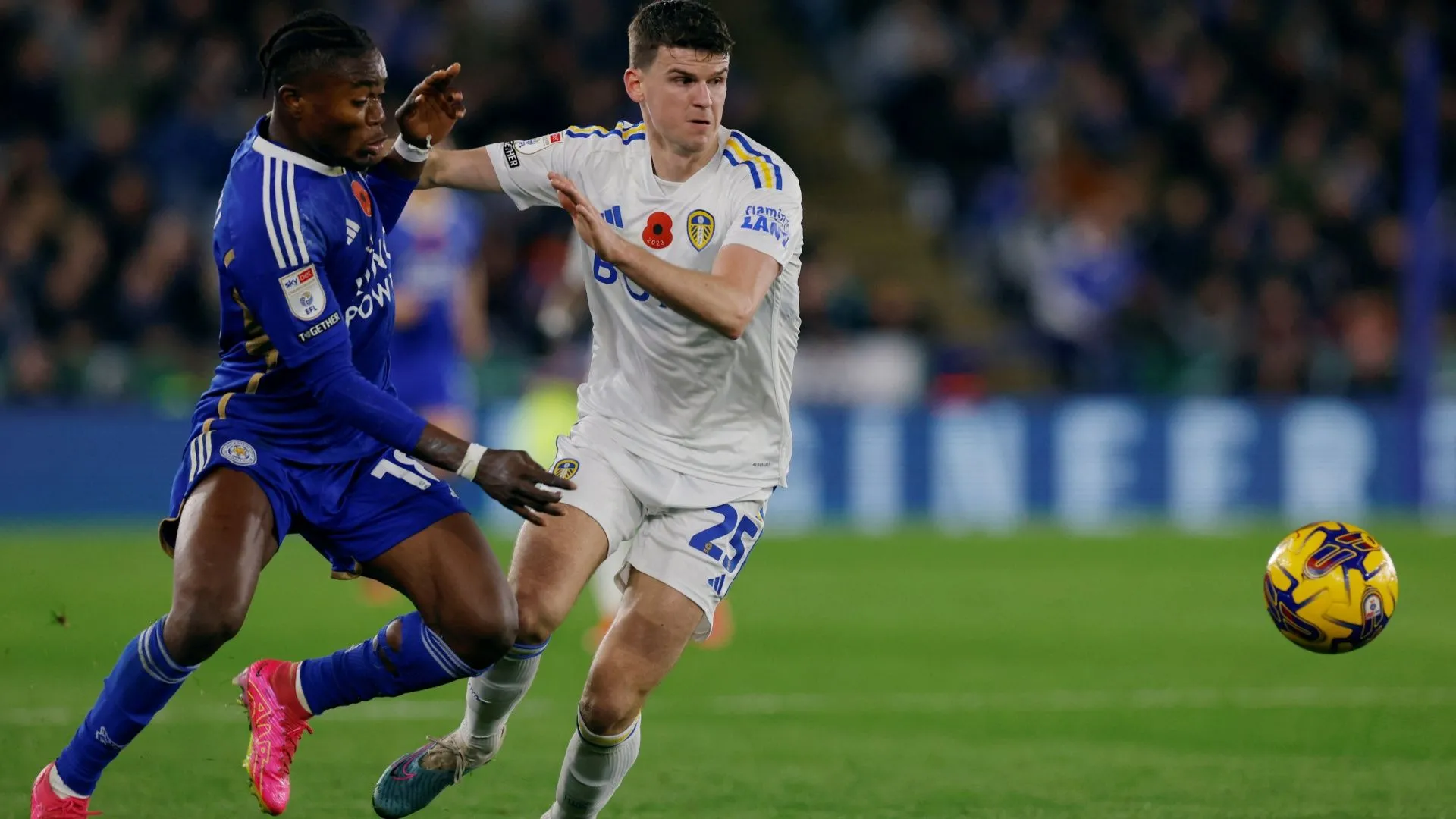 Sam Byram tranh chấp bóng ở vị trí hậu vệ