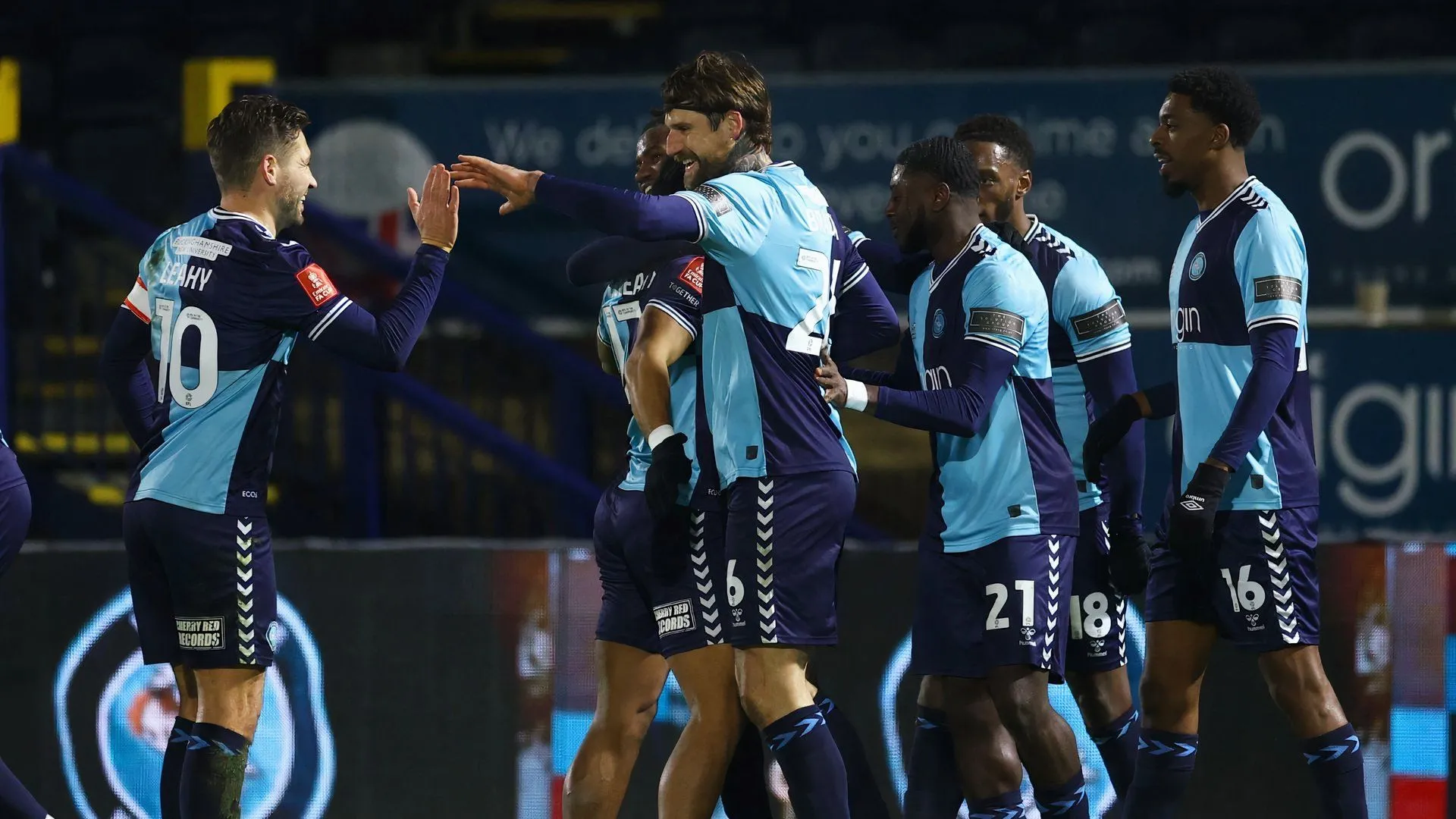 Sonny Bradley và các cầu thủ Wycombe Wanderers trên sân, liên quan đến thời gian cho mượn của trung vệ tại câu lạc bộ