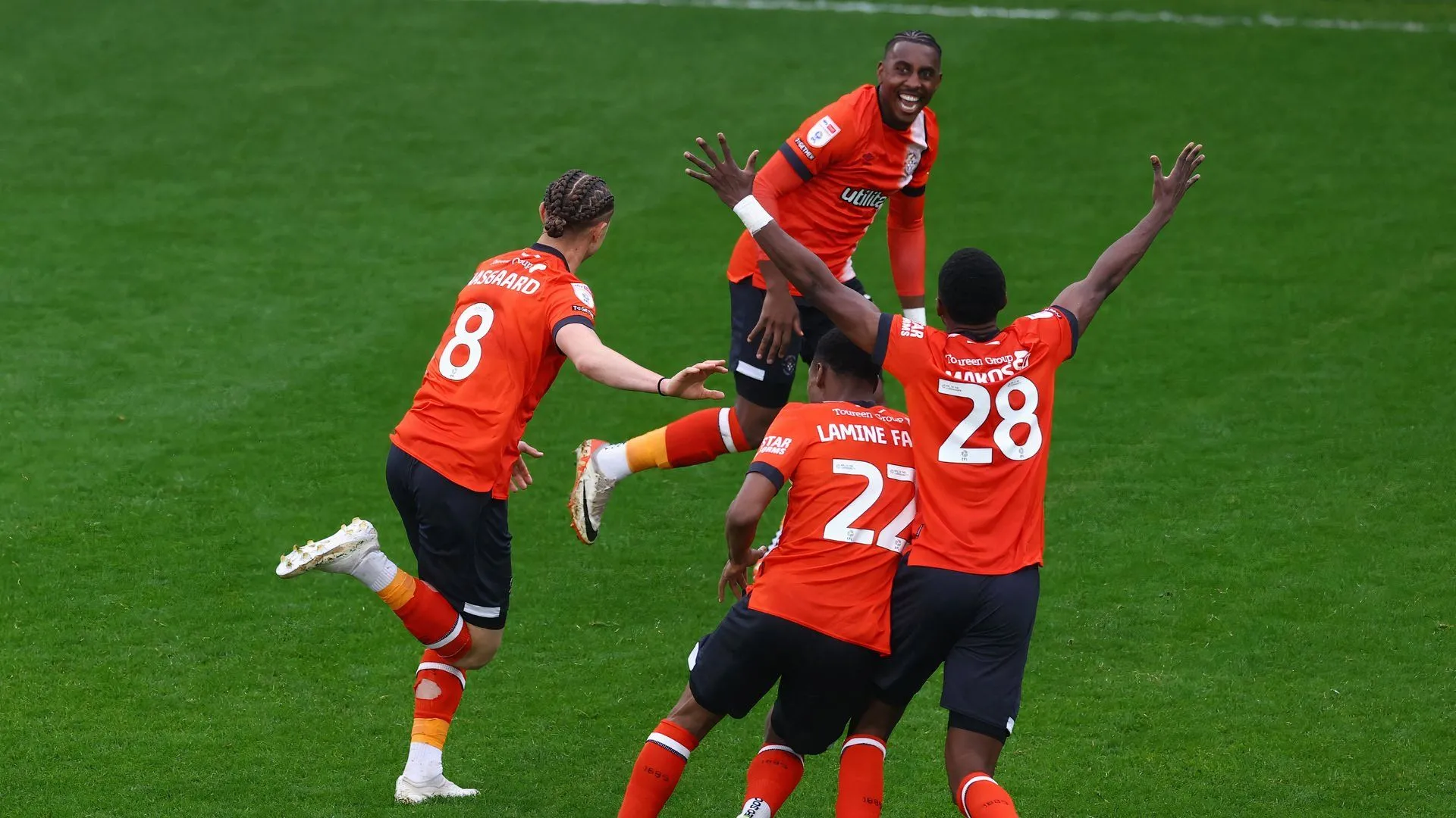 Thelo Aasgaard ghi bàn cho Luton Town trong trận đấu, thể hiện phong độ ấn tượng cuối mùa giải