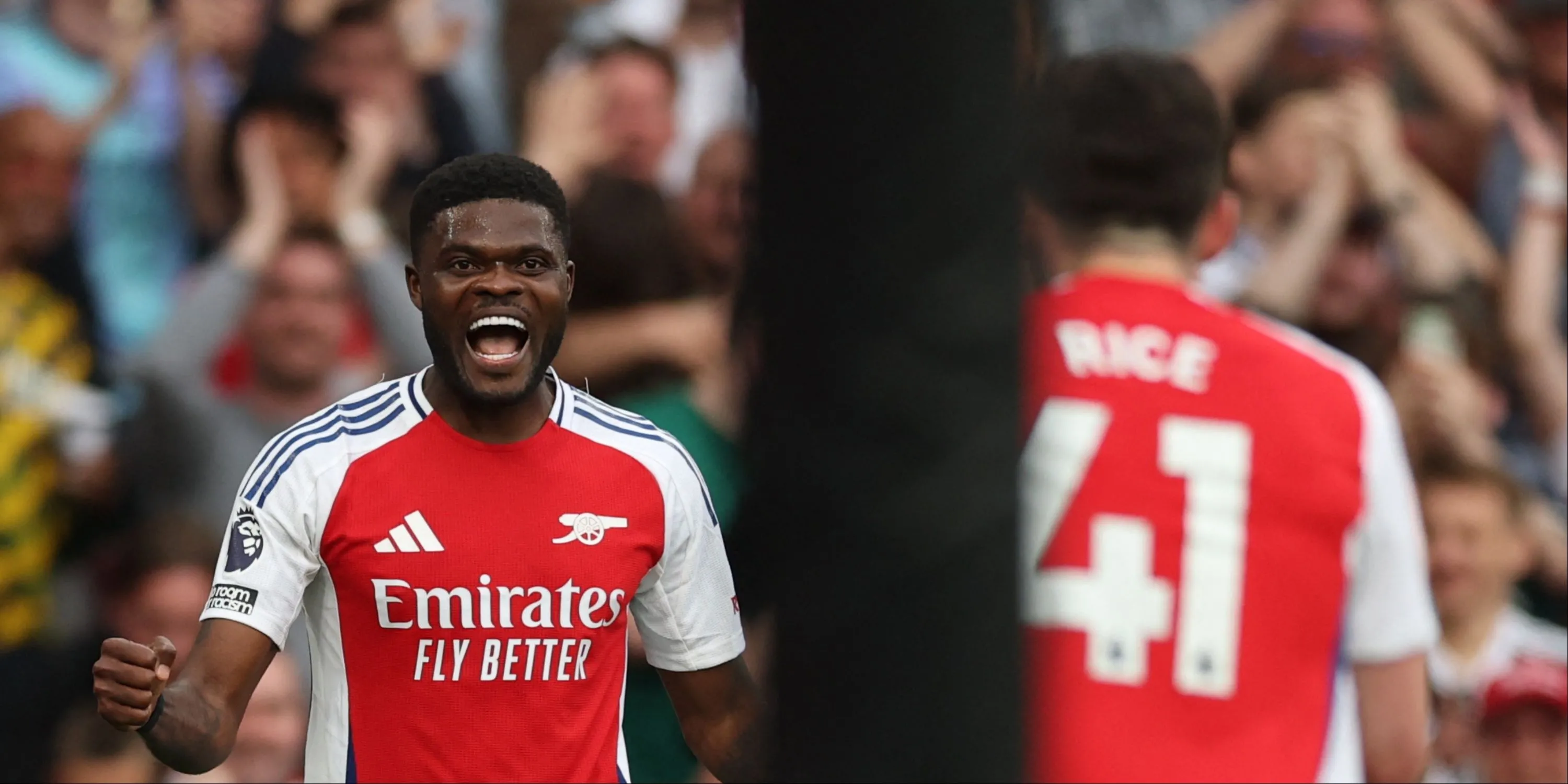Thomas Partey (trái) và Declan Rice trong màu áo Arsenal, tương lai của Partey tại câu lạc bộ đang không chắc chắn