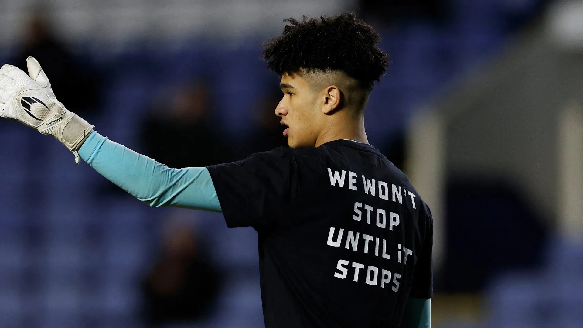 Thủ môn trẻ triển vọng Pierce Charles trong khung gỗ của Sheffield Wednesday