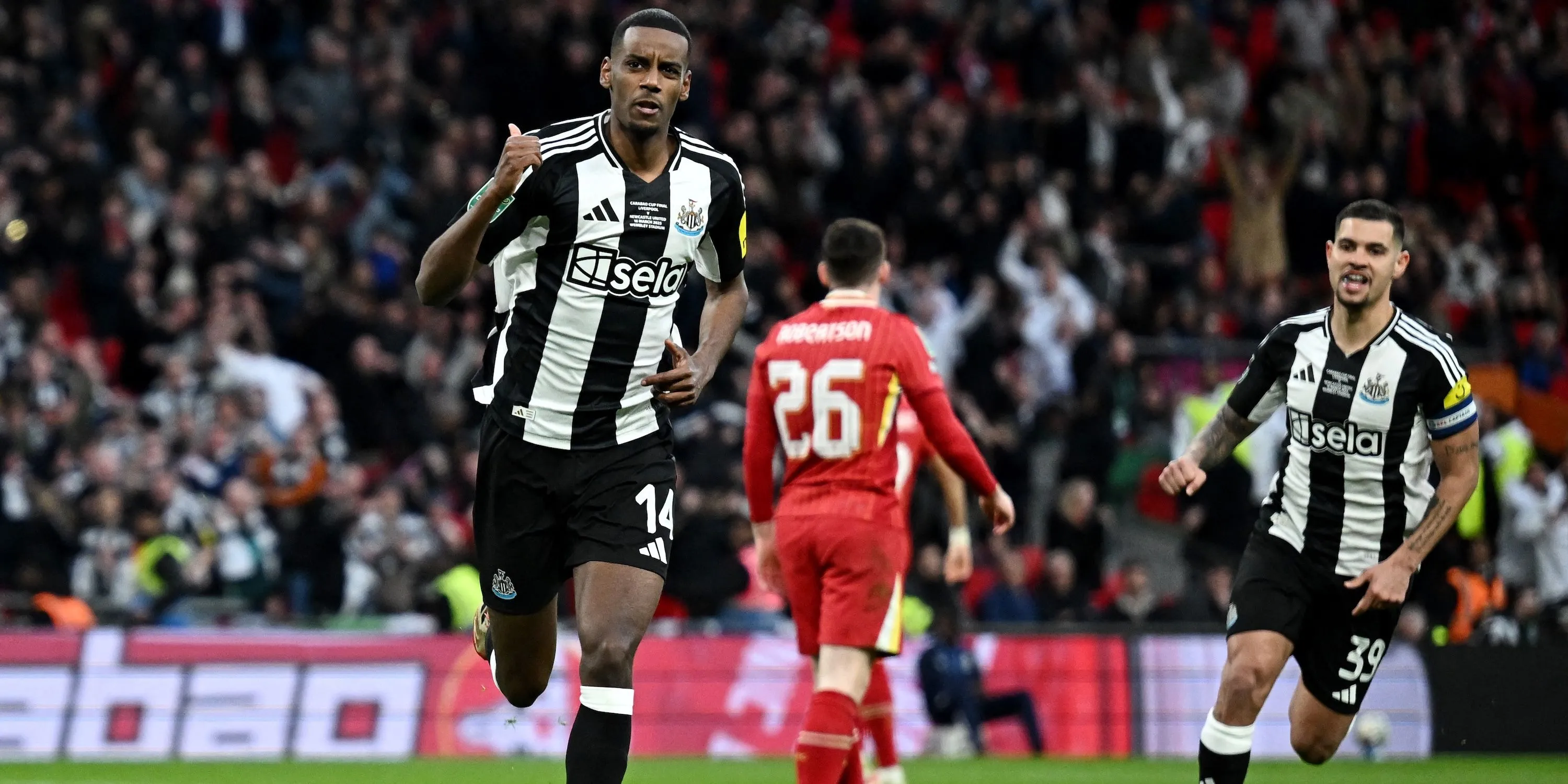 Tiền đạo Alexander Isak của Newcastle United ăn mừng bàn thắng thứ hai