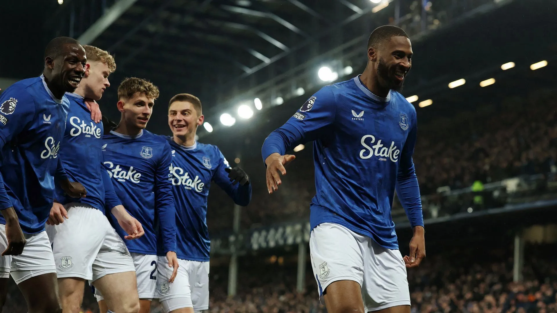 Tiền đạo Beto ăn mừng bàn thắng cho Everton trong trận đấu với Liverpool