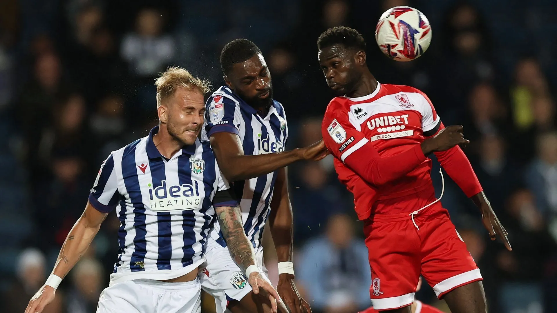 Tiền đạo Emmanuel Latte Lath của Middlesbrough trong trận đấu với West Brom tại giải Hạng Nhất Anh