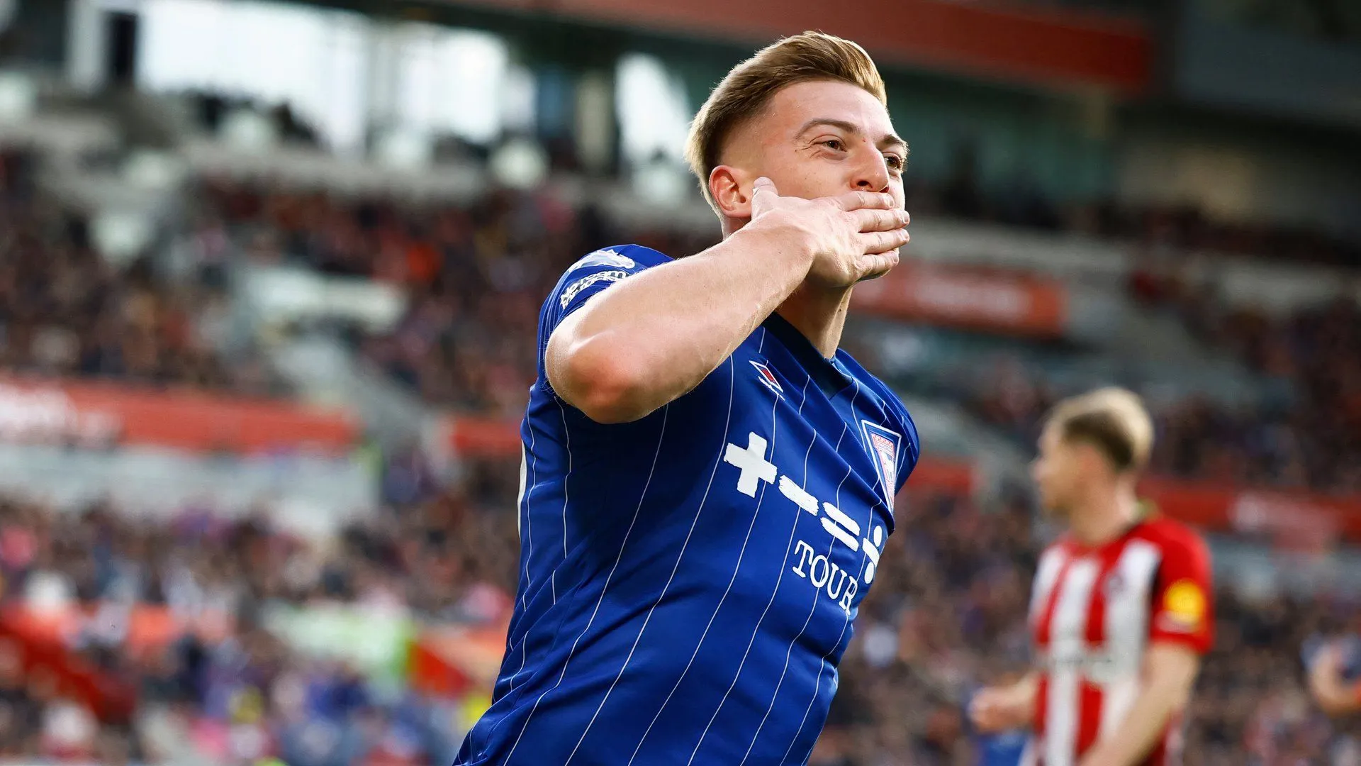 Tiền đạo Liam Delap trong màu áo Ipswich Town thi đấu tại Premier League