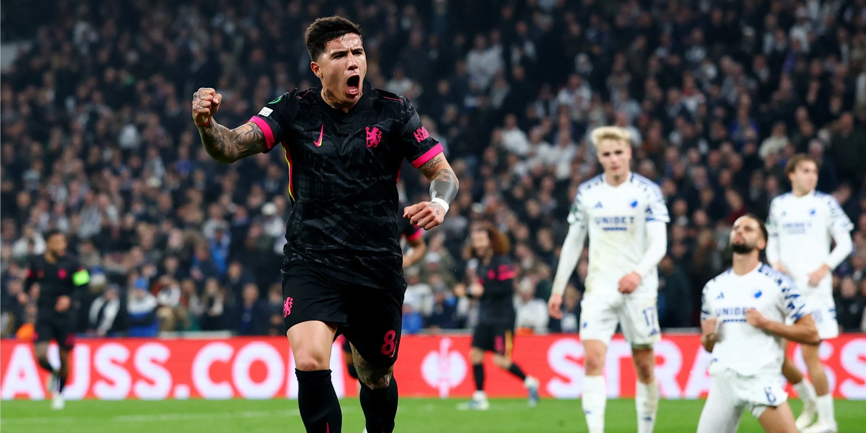 Tiền vệ Enzo Fernandez trong màu áo Chelsea tại Premier League
