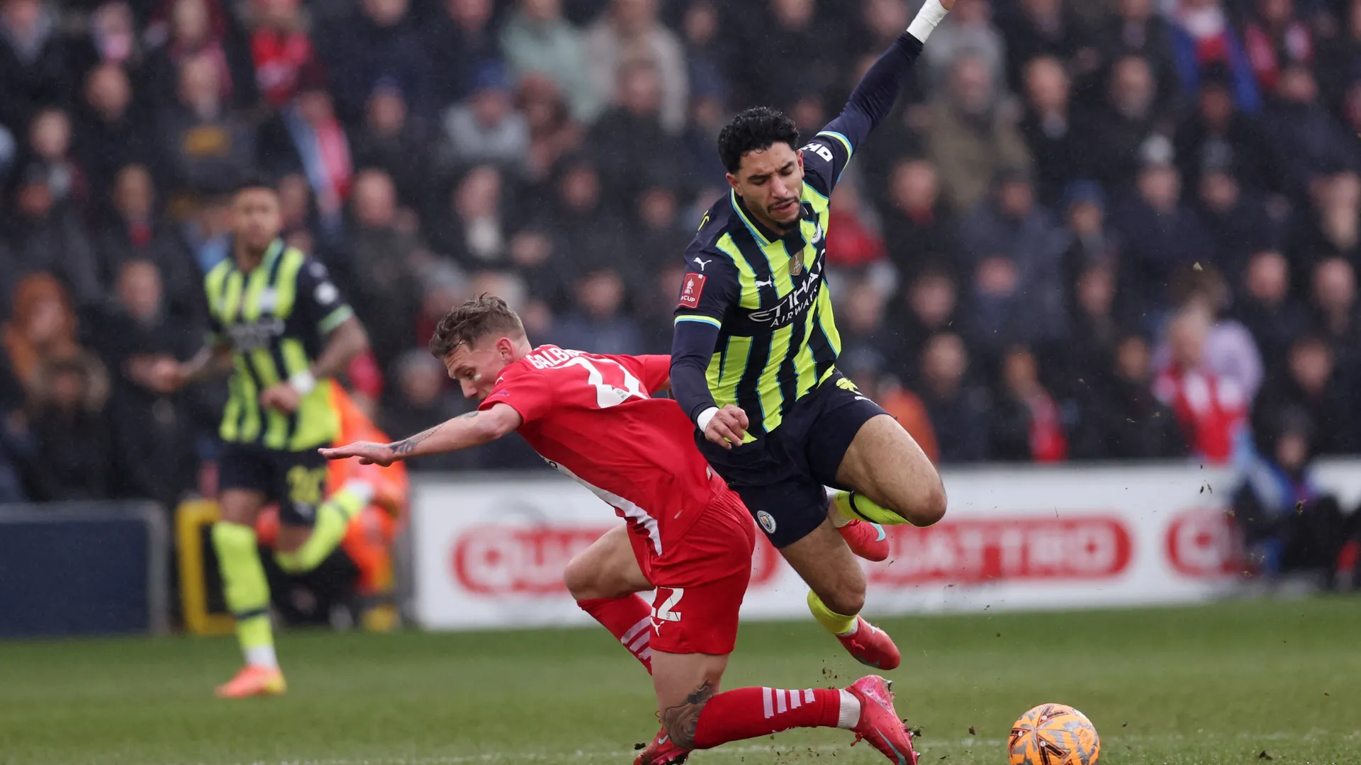 Tiền vệ Ethan Galbraith trong màu áo Leyton Orient, cầu thủ được đánh giá quá giỏi cho League One
