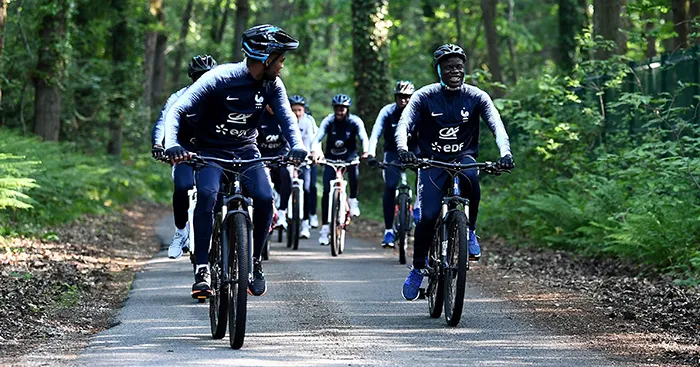Tiền vệ N'Golo Kante mỉm cười khi đạp xe, hình ảnh thân thiện được người hâm mộ Chelsea yêu mến