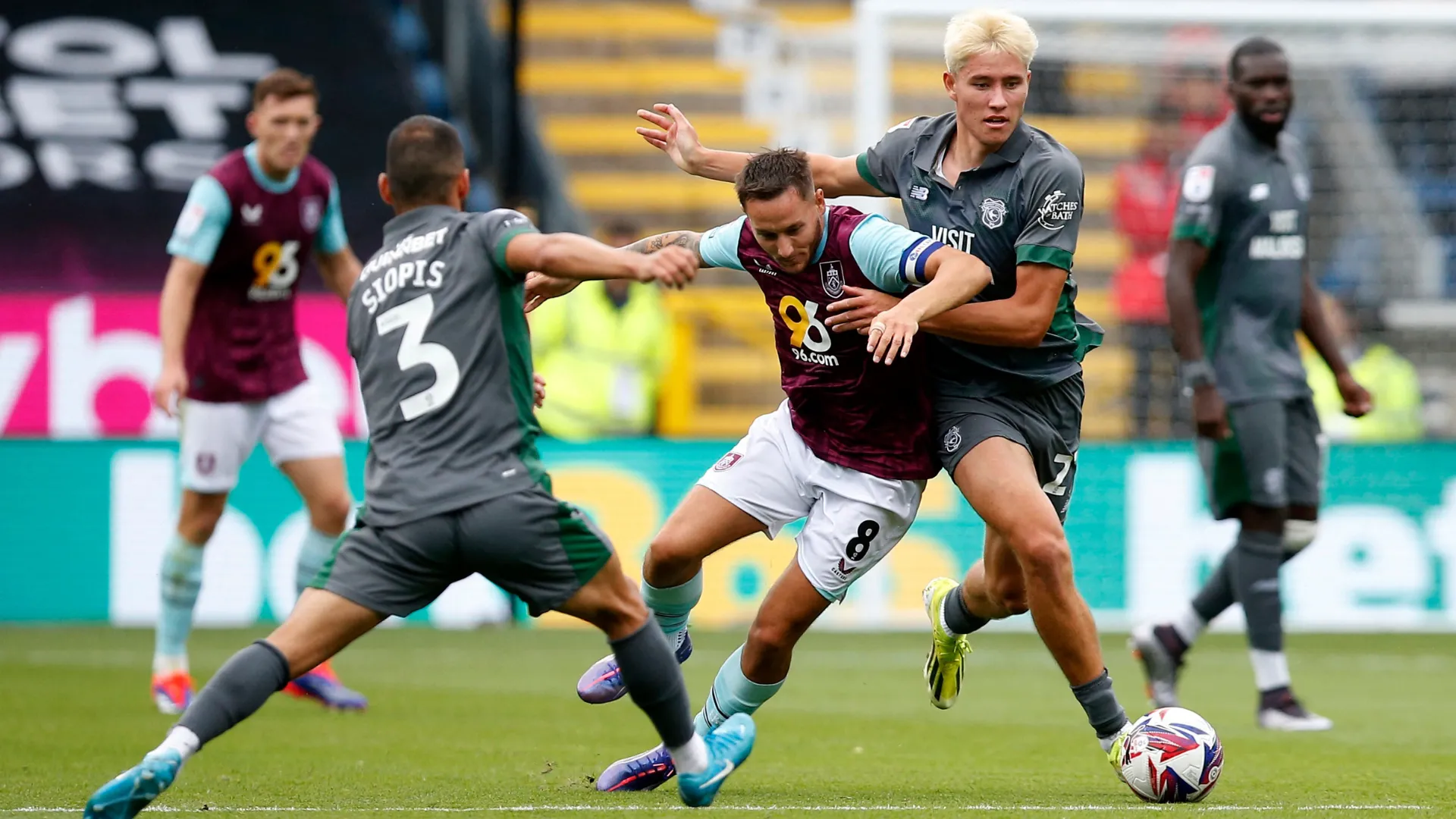Tiền vệ Rubin Colwill trong màu áo Cardiff City