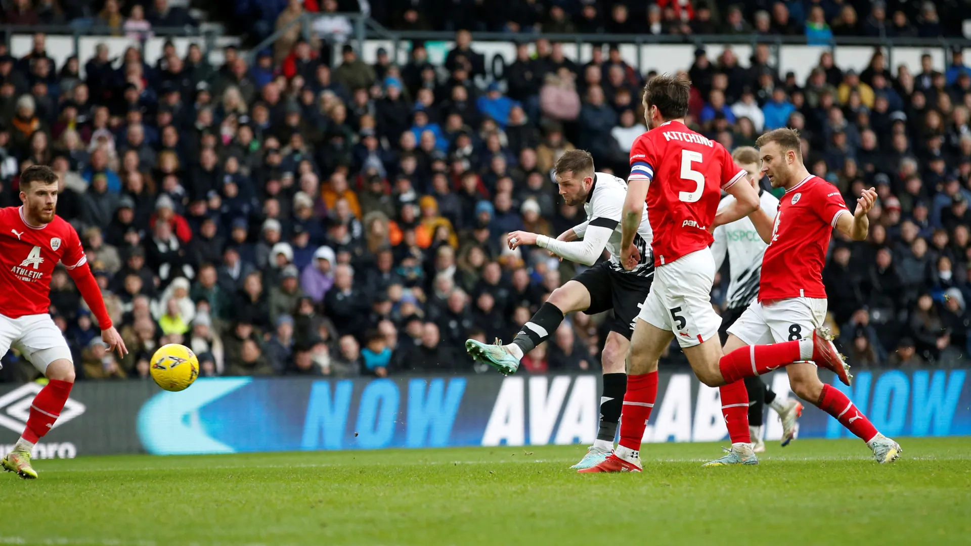 Tiền vệ Tom Barkhuizen thi đấu cho Derby County