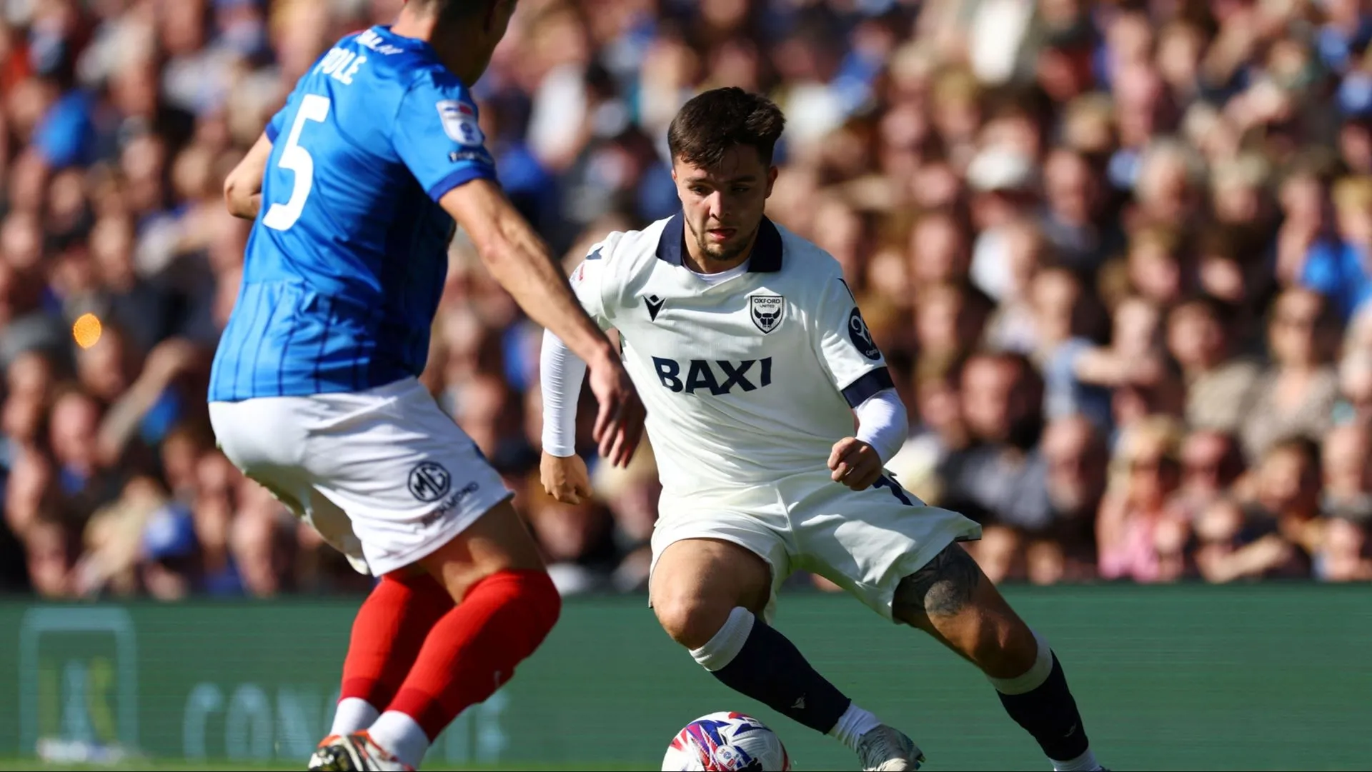 Tyler Goodrham trong màu áo Oxford United thi đấu tại Championship