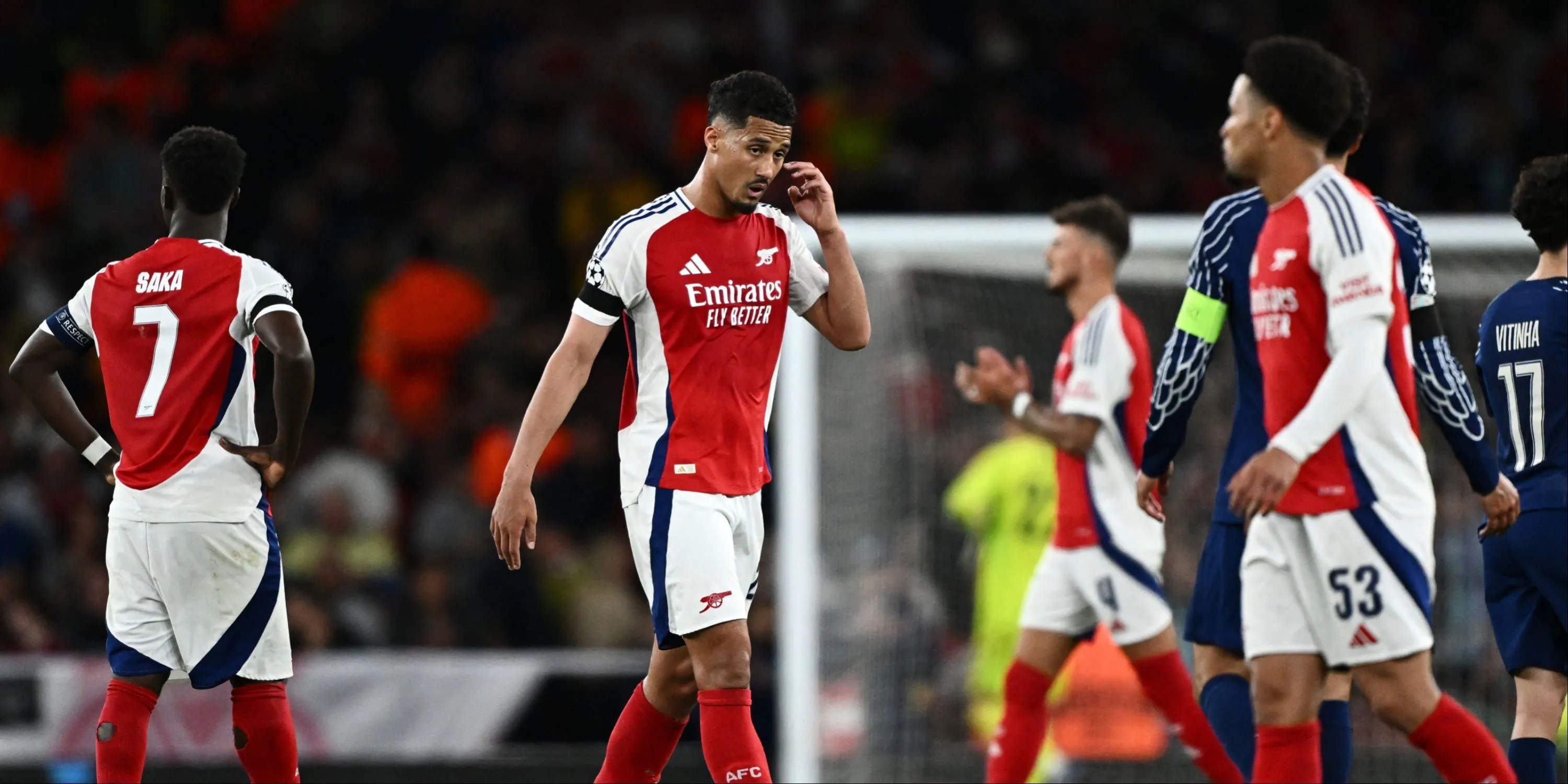 William Saliba (phải) và Bukayo Saka ăn mừng trong màu áo Arsenal, Saliba hiện là mục tiêu theo đuổi của Real Madrid