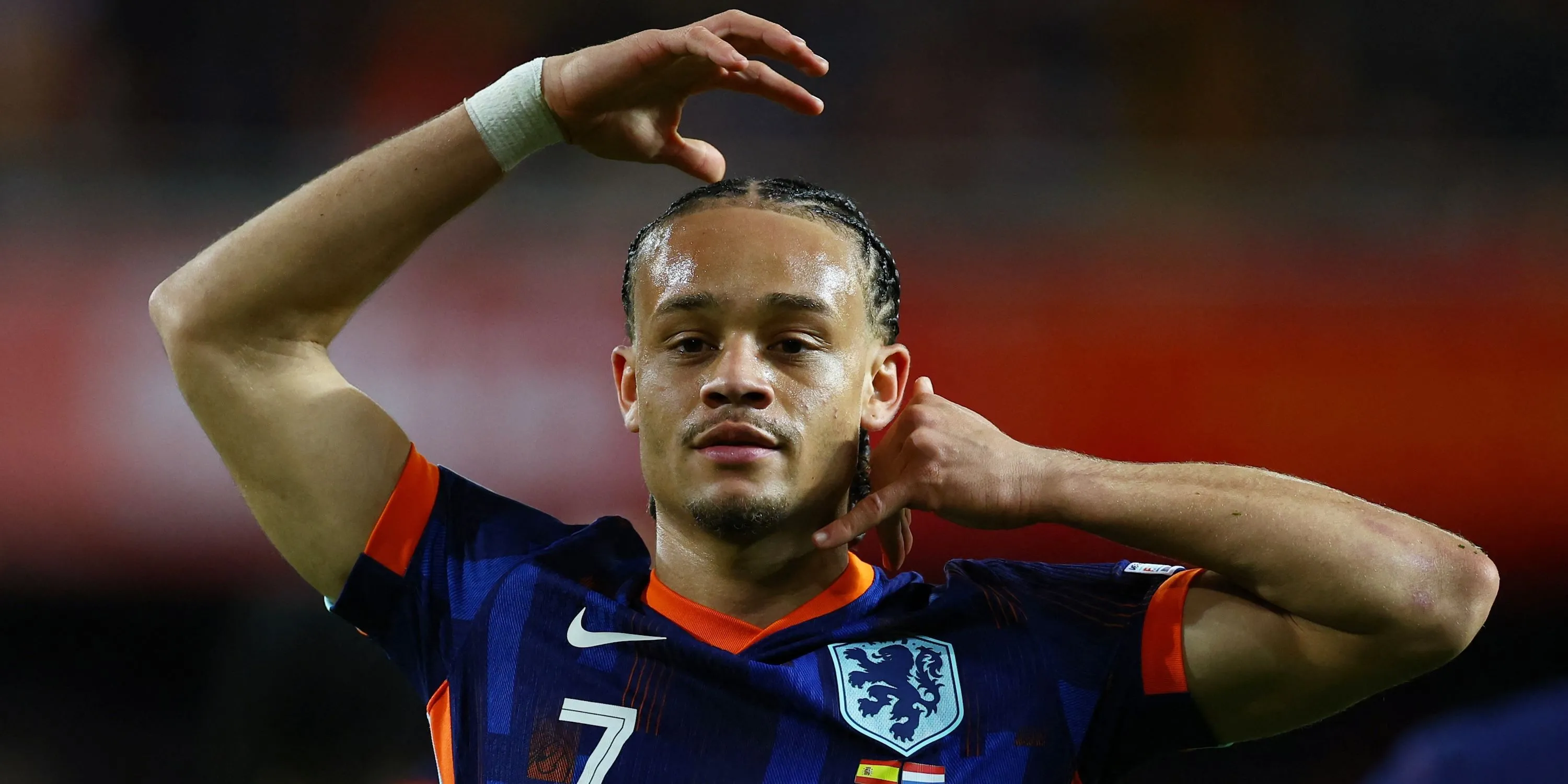 Xavi Simons ăn mừng khi ghi bàn cho đội tuyển Hà Lan