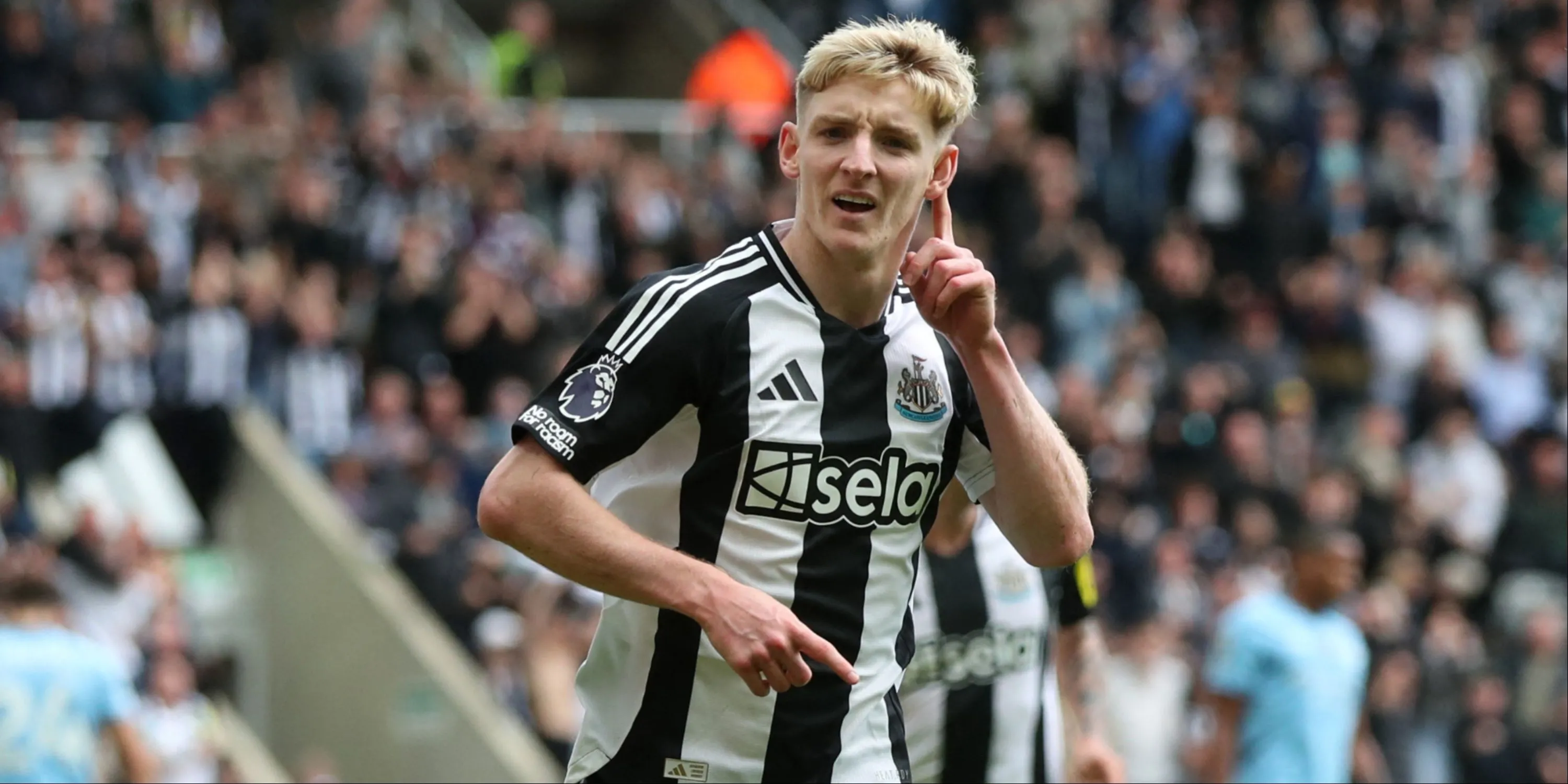 Anthony Gordon trong màu áo Newcastle United, mục tiêu chuyển nhượng của Liverpool