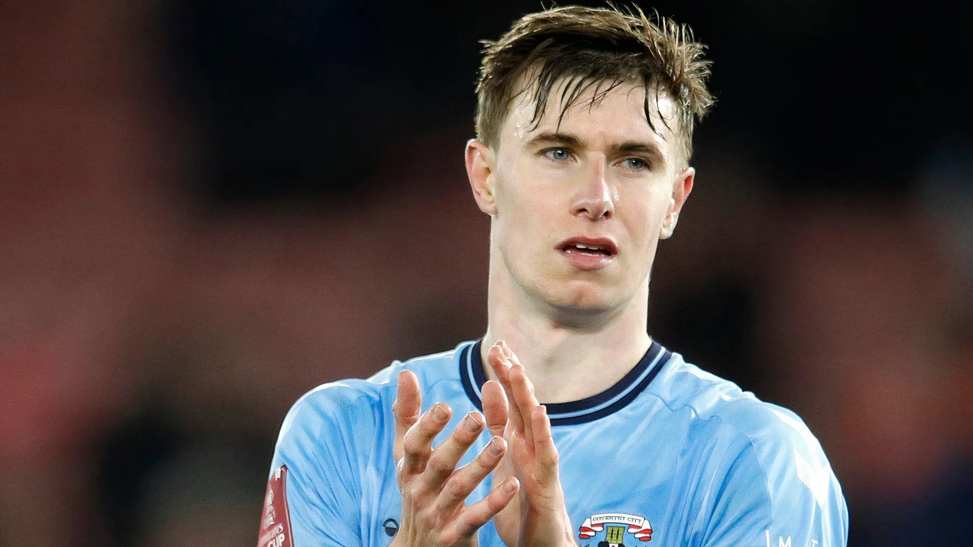 Ben Sheaf, đội trưởng Coventry City, thi đấu trên sân cỏ trong trận đấu thuộc Championship.