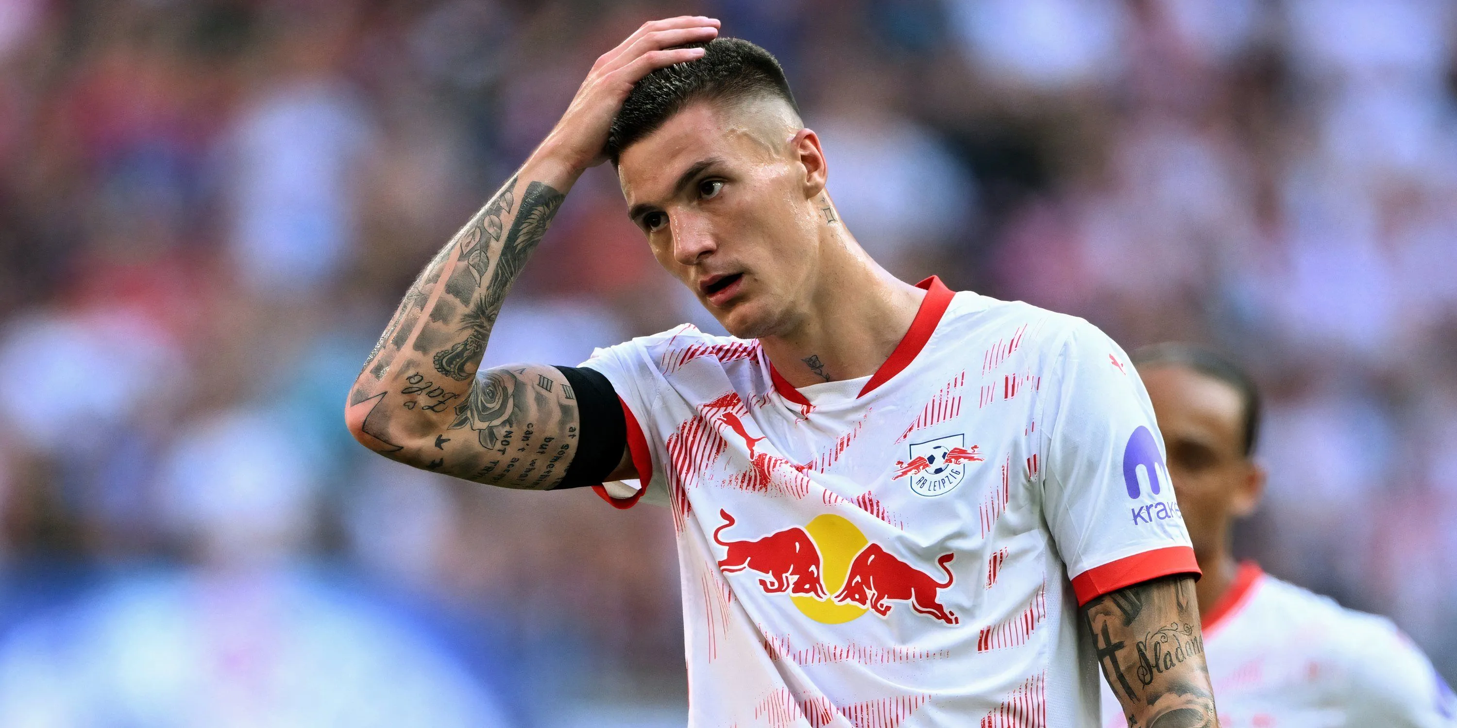 Benjamin Sesko tranh chấp bóng trong trận đấu cho RB Leipzig