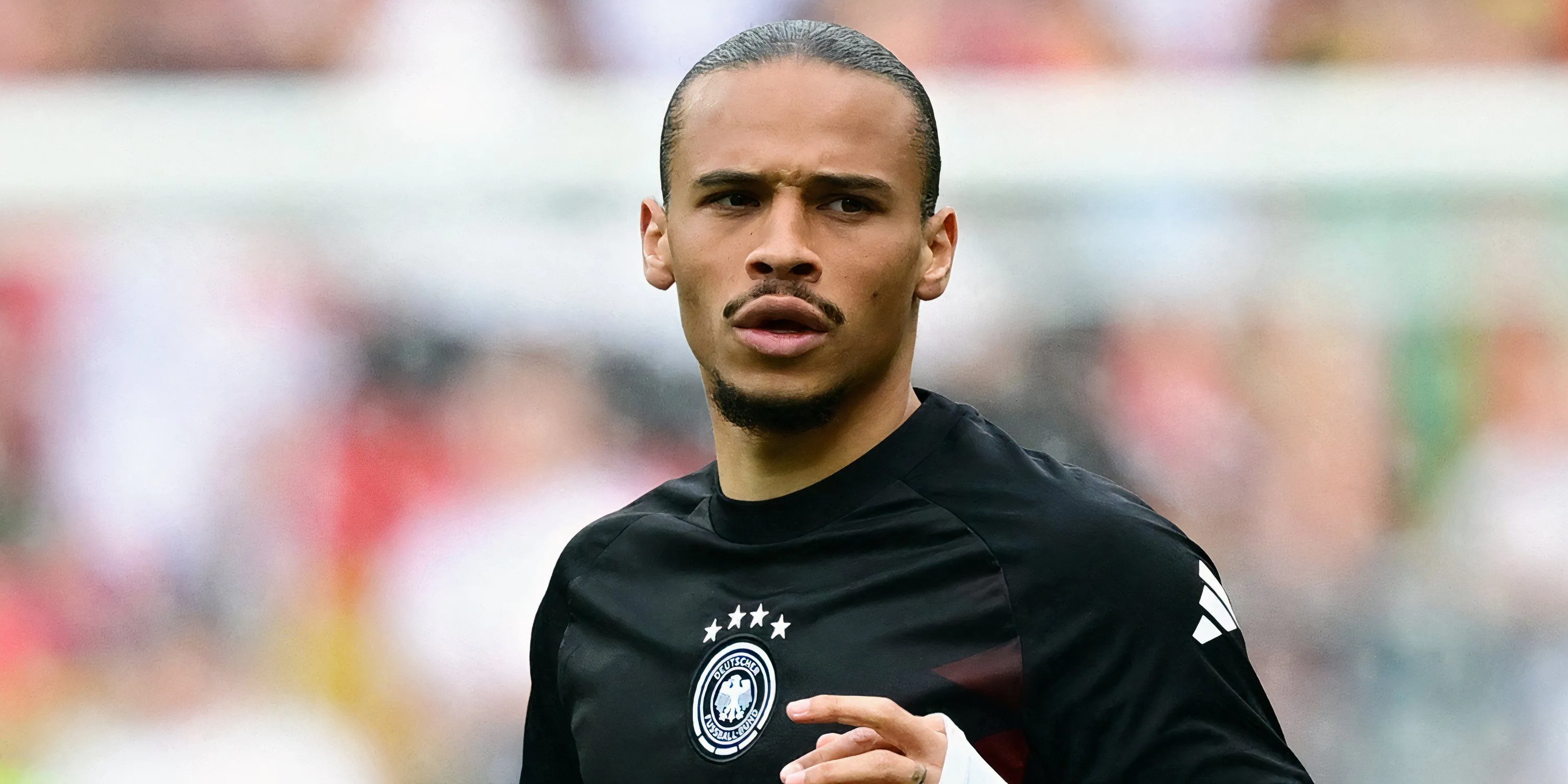 Cầu thủ chạy cánh người Đức Leroy Sané - người được cho là mục tiêu của Arsenal - khởi động trước trận đấu
