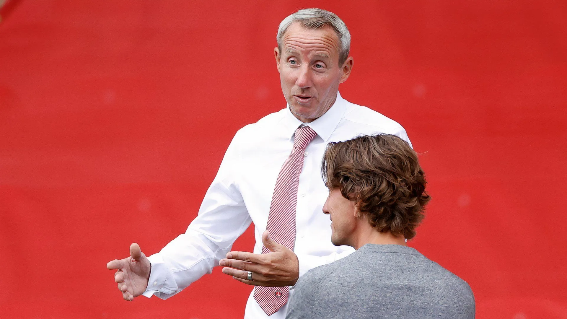 Cựu HLV Charlton Lee Bowyer trò chuyện với Thomas Frank