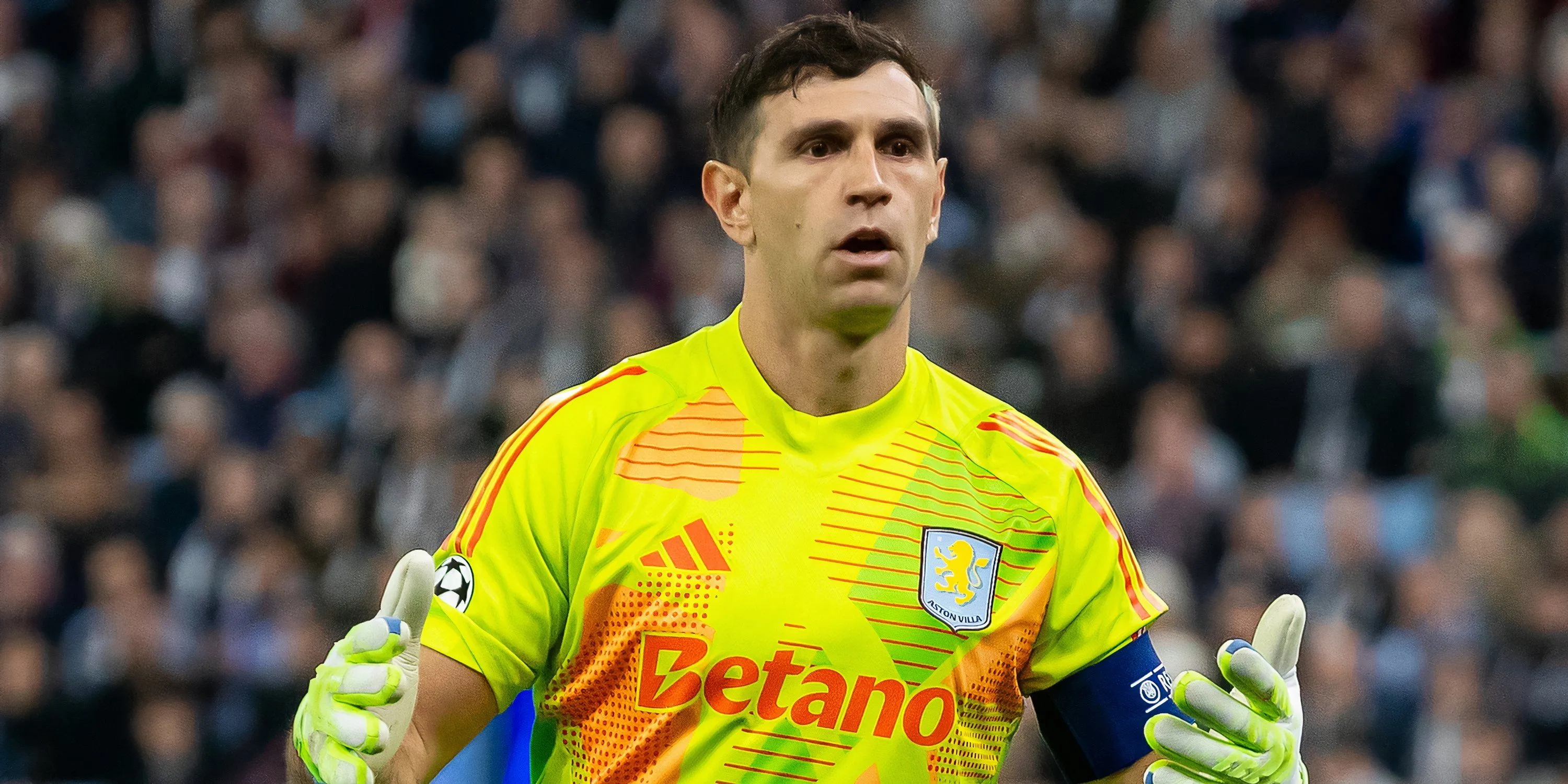 Emiliano Martinez bắt bóng trong trận đấu của Aston Villa