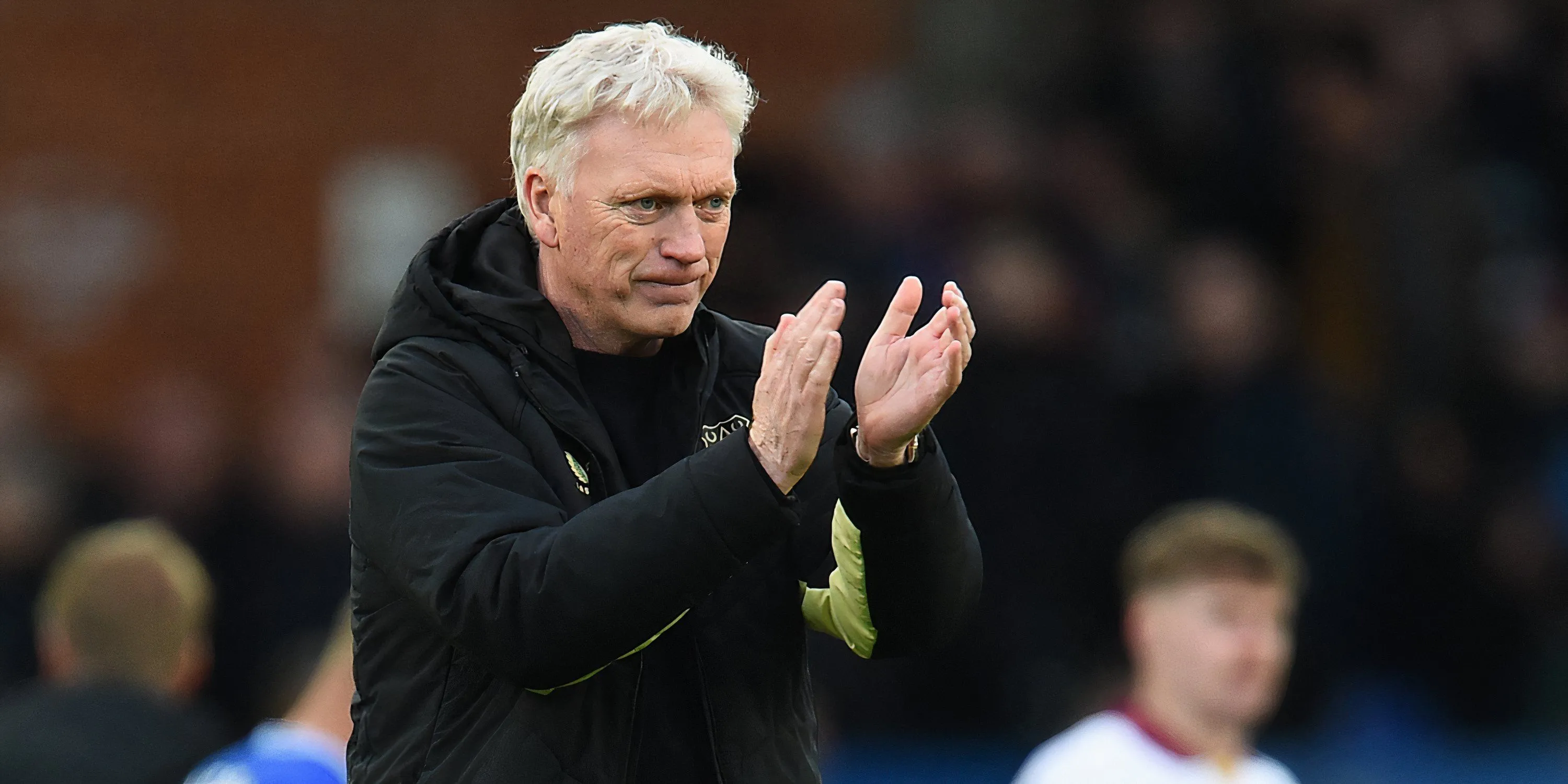HLV Sean Dyche của Everton vỗ tay trên sân