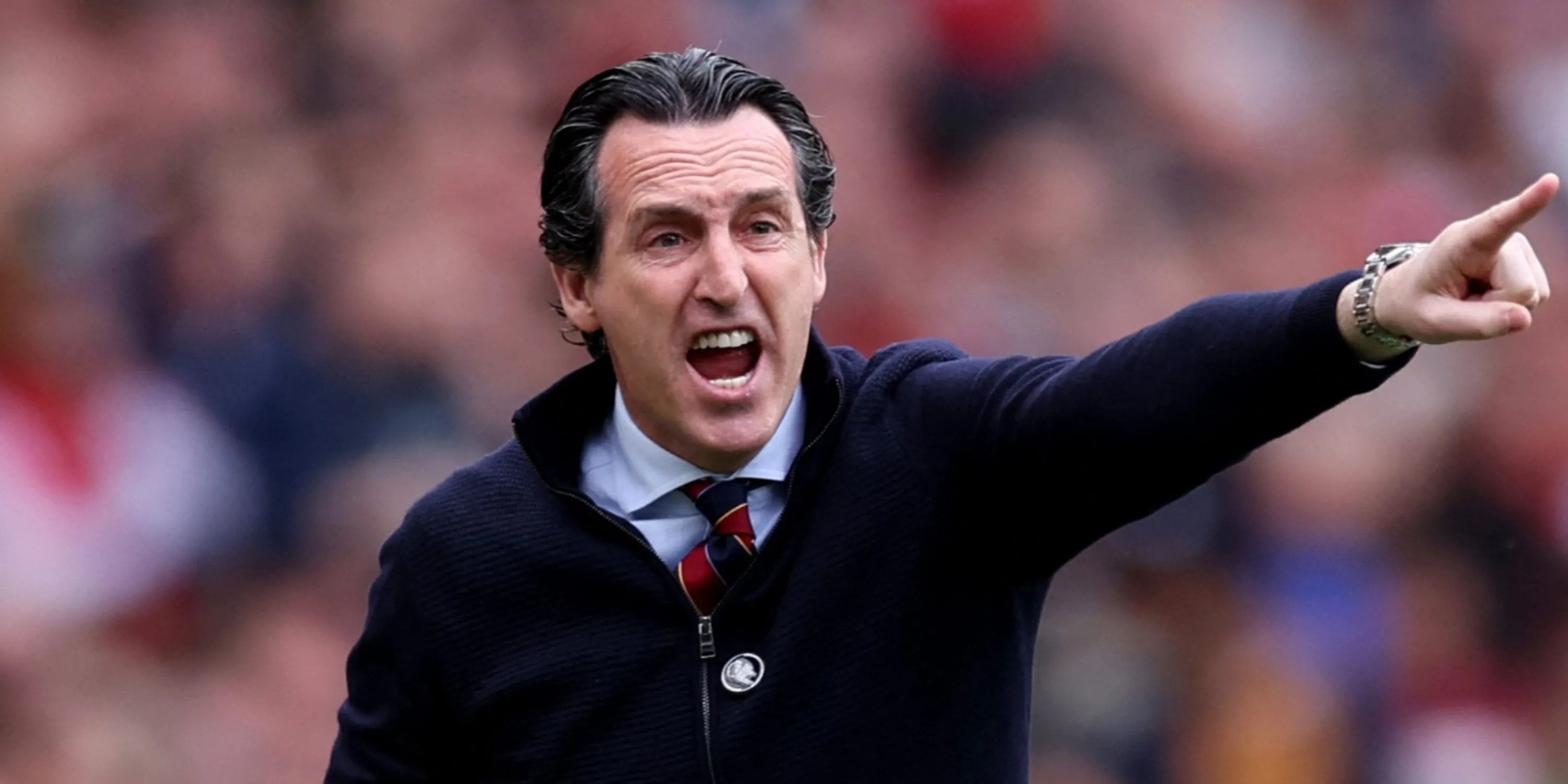HLV Unai Emery của Aston Villa chỉ đạo chiến thuật.