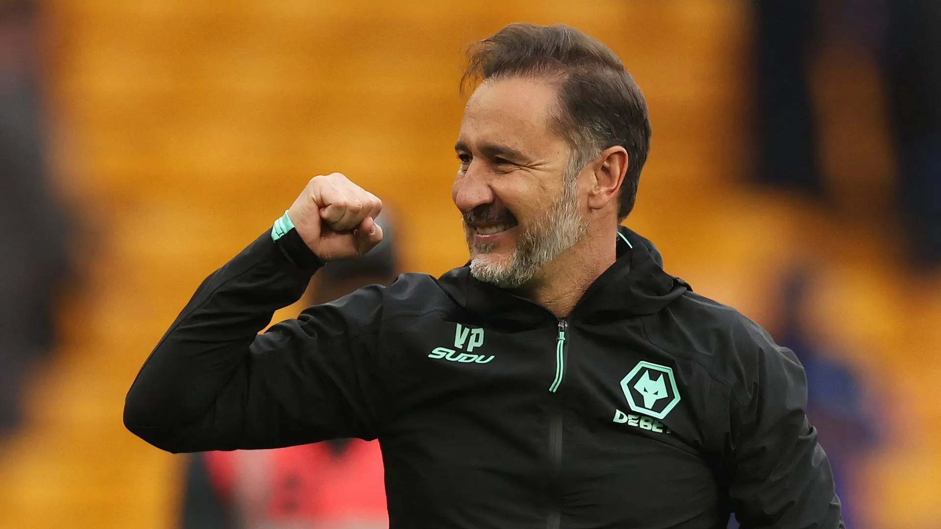 HLV Vitor Pereira chỉ đạo buổi tập của Wolves, minh họa cho phân tích quỹ lương đội bóng