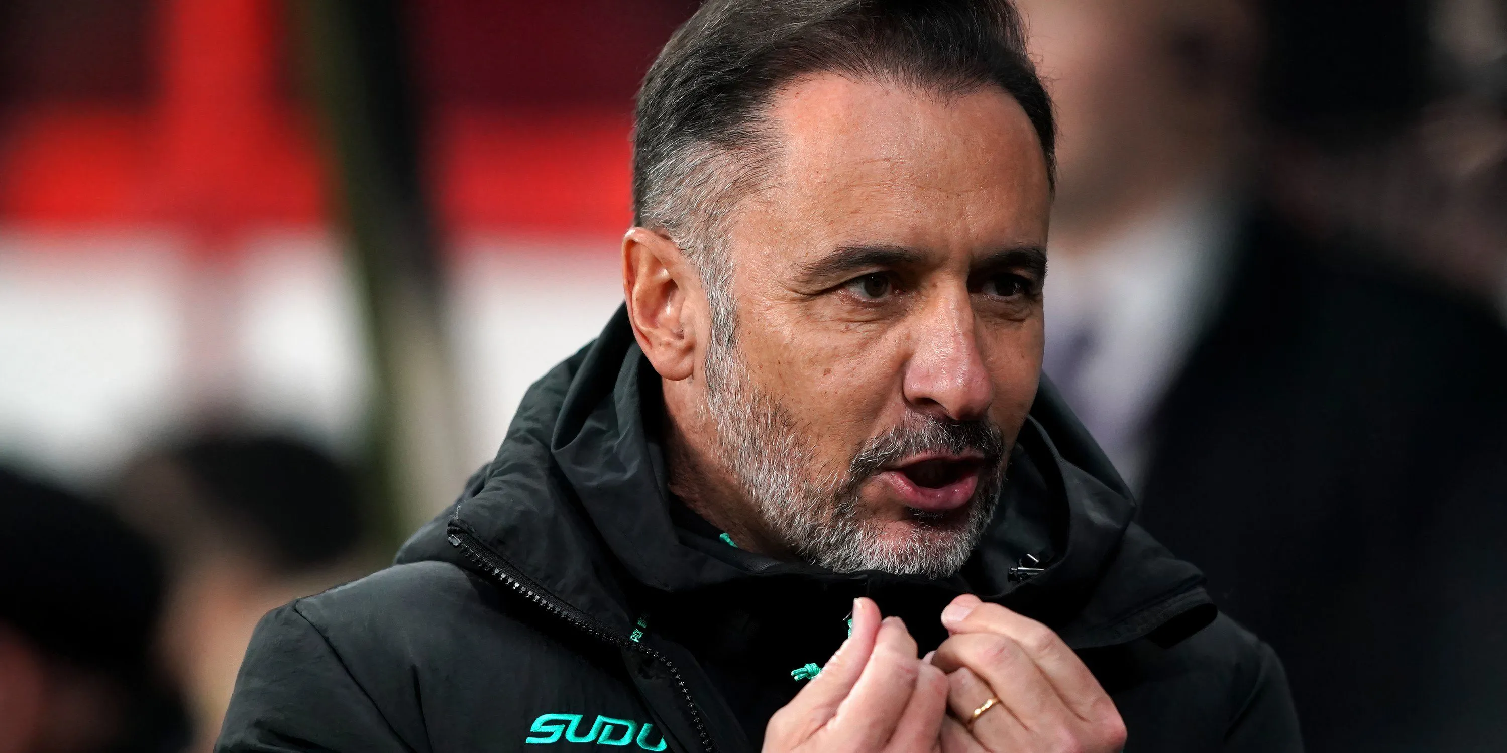 HLV Vitor Pereira chỉ đạo trận đấu của Wolves