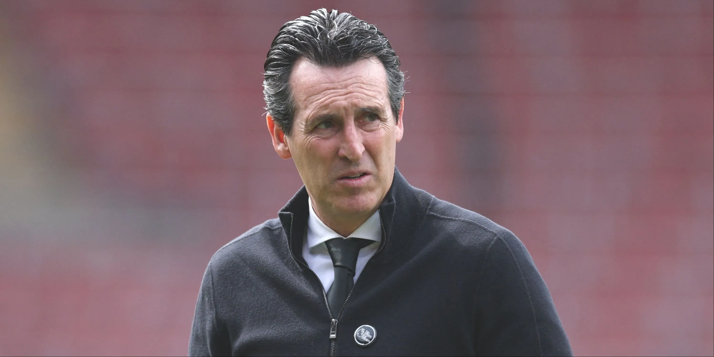Huấn luyện viên Unai Emery của Aston Villa bên ngoài sân cỏ