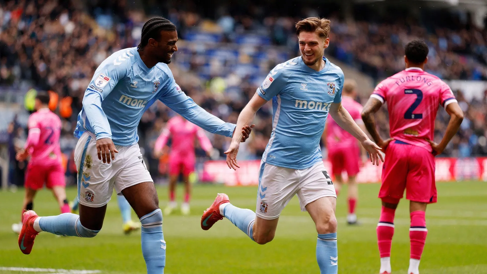 Jack Rudoni ăn mừng bàn thắng cho Coventry City trong trận đấu. Một tiền vệ quan trọng của đội.