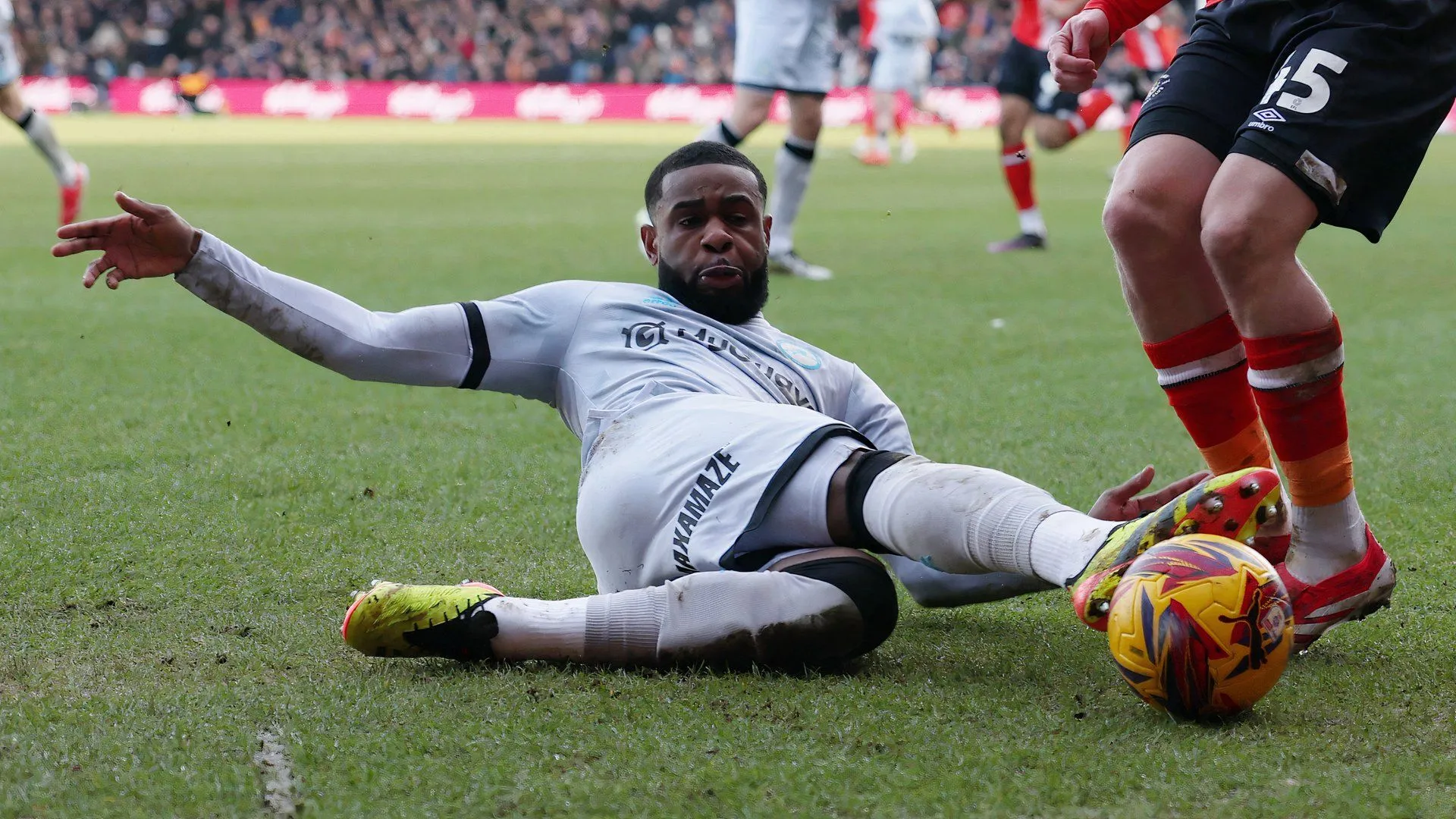 Japhet Tanganga trong màu áo Millwall tại Championship mùa giải 2024/2025