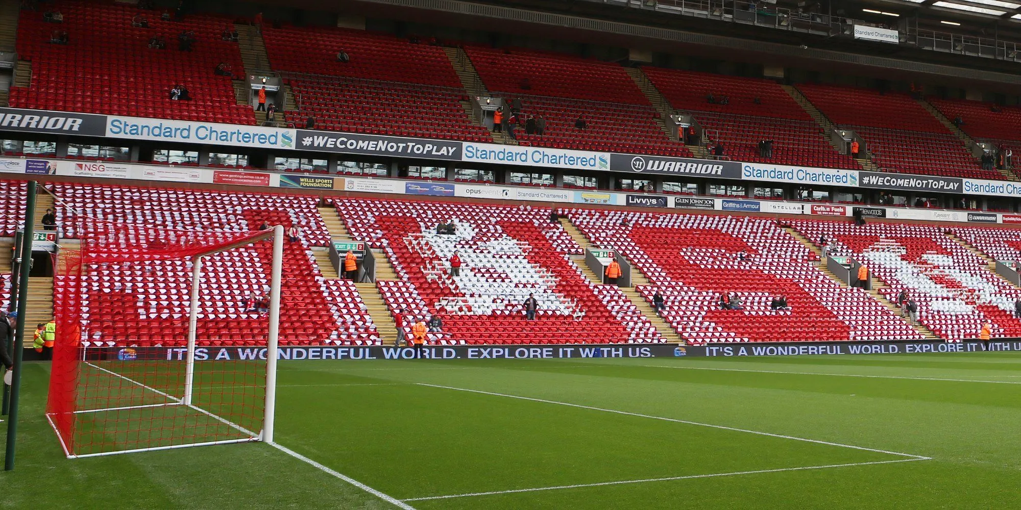 Lưới gôn màu đỏ đặc trưng tại sân vận động Anfield của Liverpool