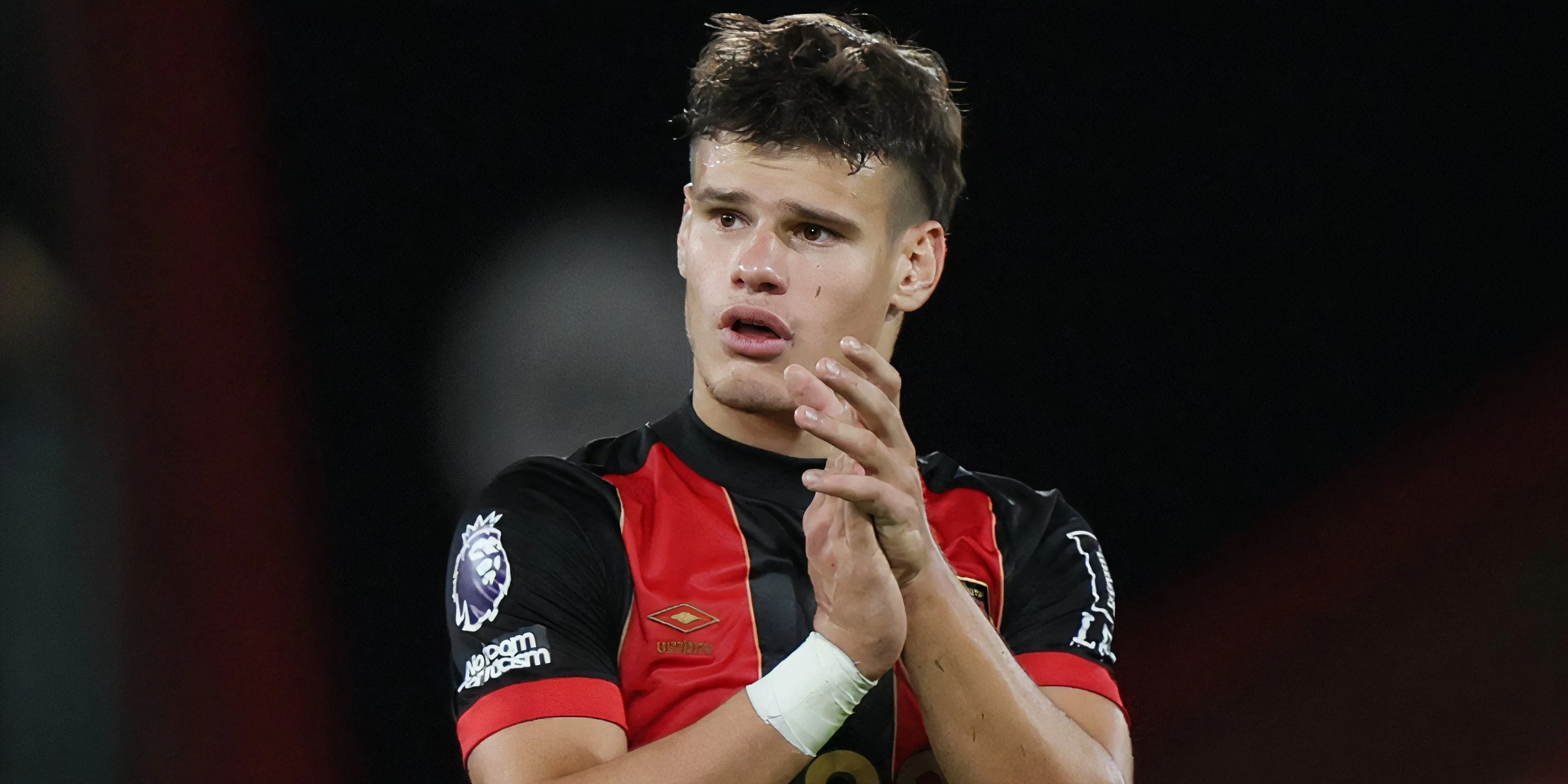 Milos Kerkez vỗ tay cảm ơn người hâm mộ Bournemouth trong trận đấu tại Premier League