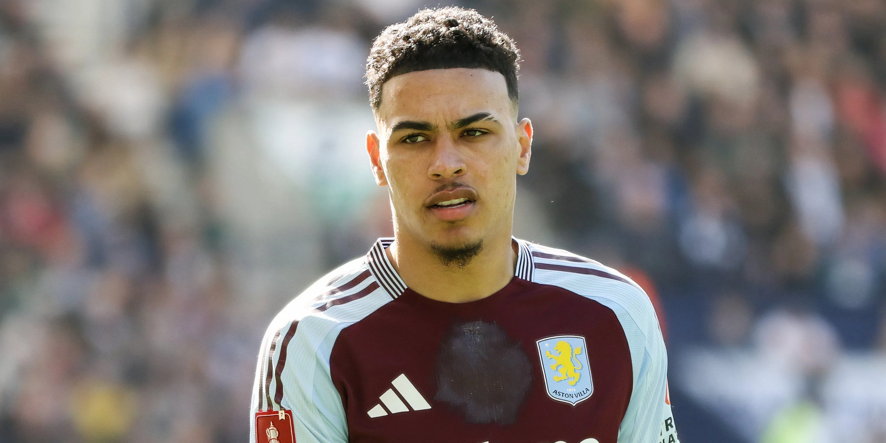 Morgan Rogers tranh chấp bóng trong trận đấu của Aston Villa