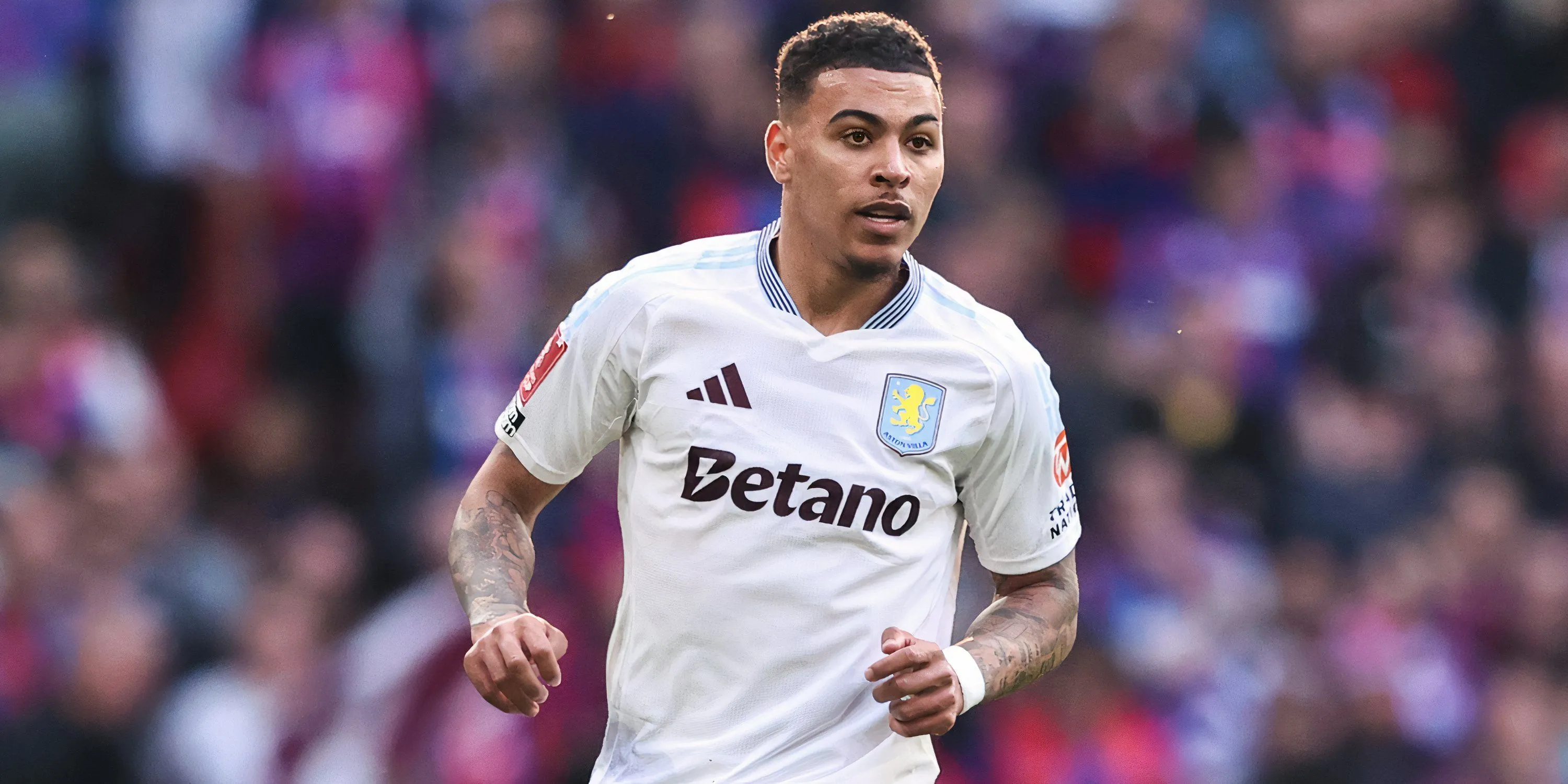 Morgan Rogers trong màu áo Aston Villa thi đấu tại Premier League