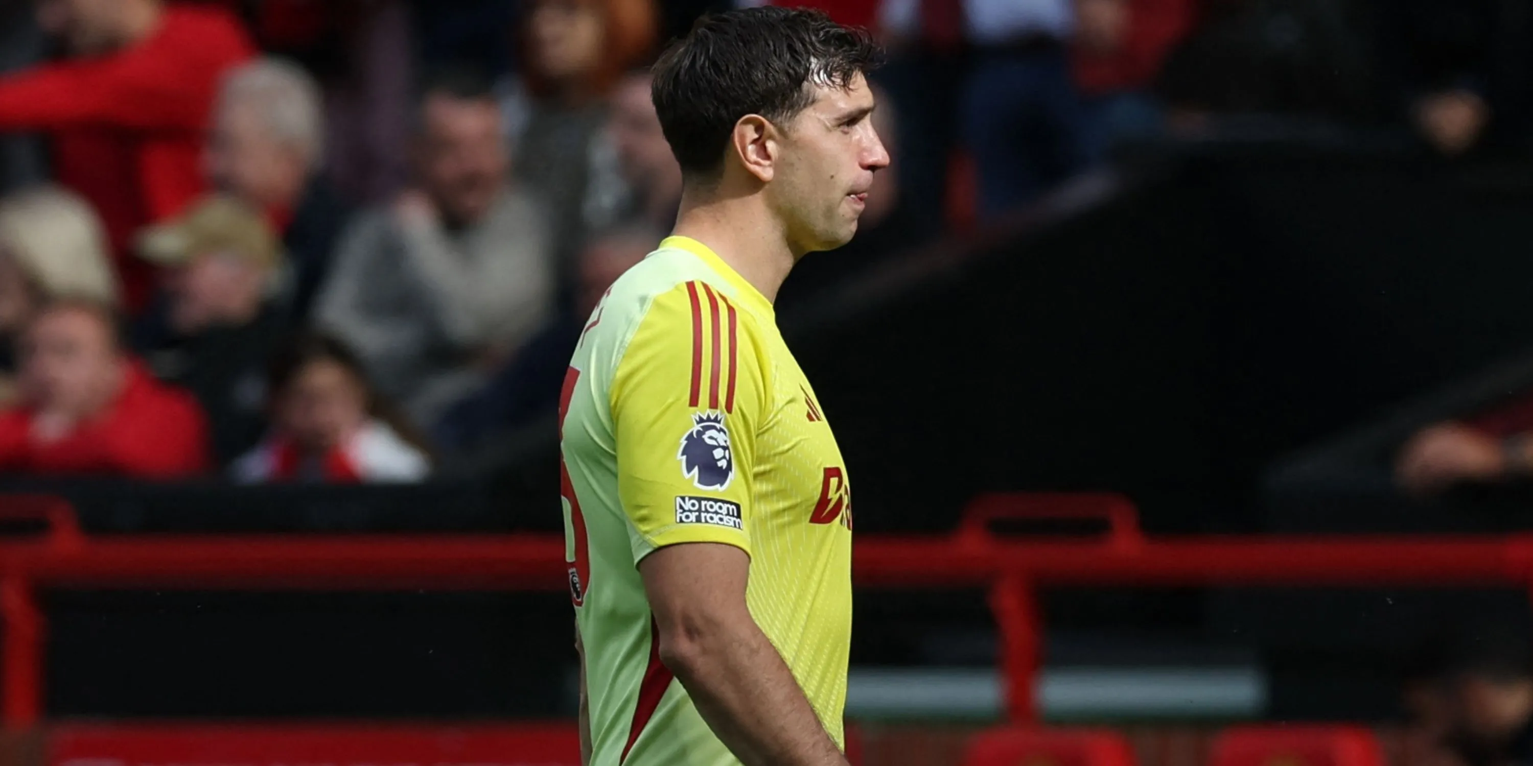 Thủ môn Emi Martinez của Aston Villa nhận thẻ đỏ vì phạm lỗi ngoài vòng cấm trong trận đấu với Manchester United